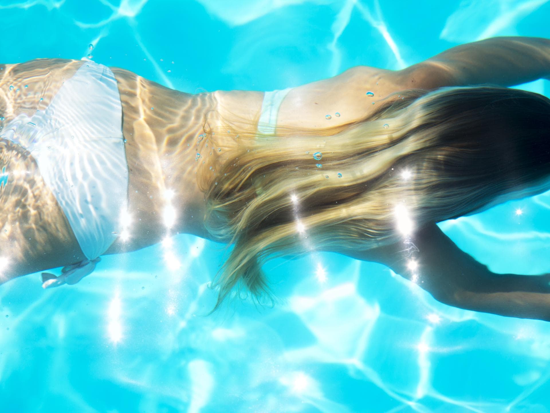 Frau schwimmt im Pool