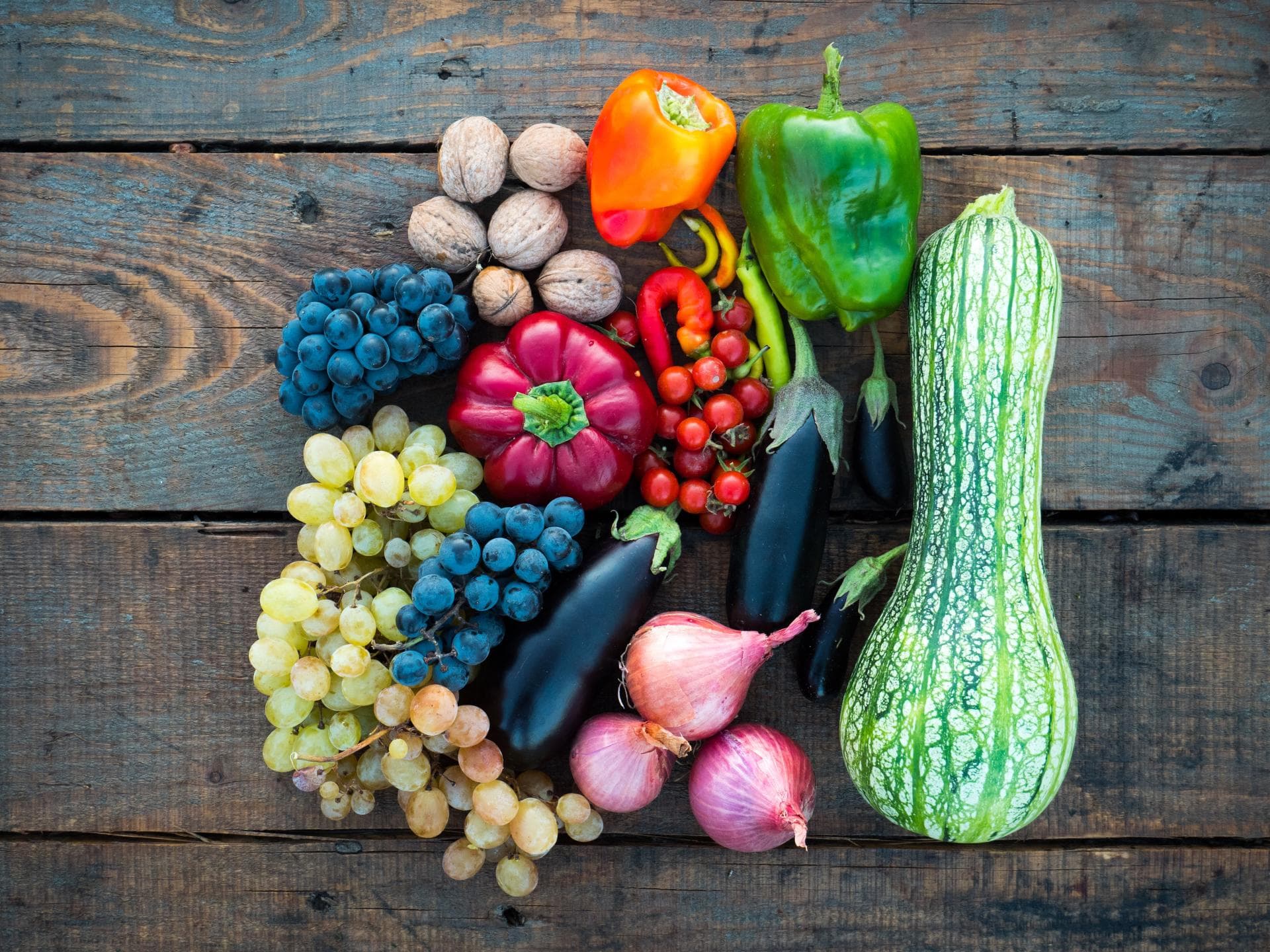 Gemüse, Obst und Nüsse auf Holzbrett Gemüse, Obst und Nüsse auf Holzbrett