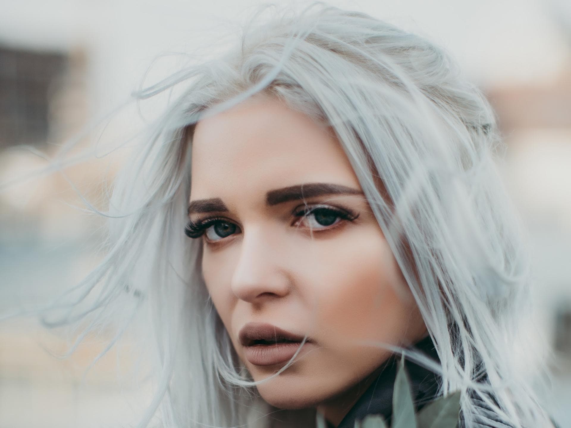 junges Mädchen mit grauen Haaren junges Mädchen mit grauen Haaren