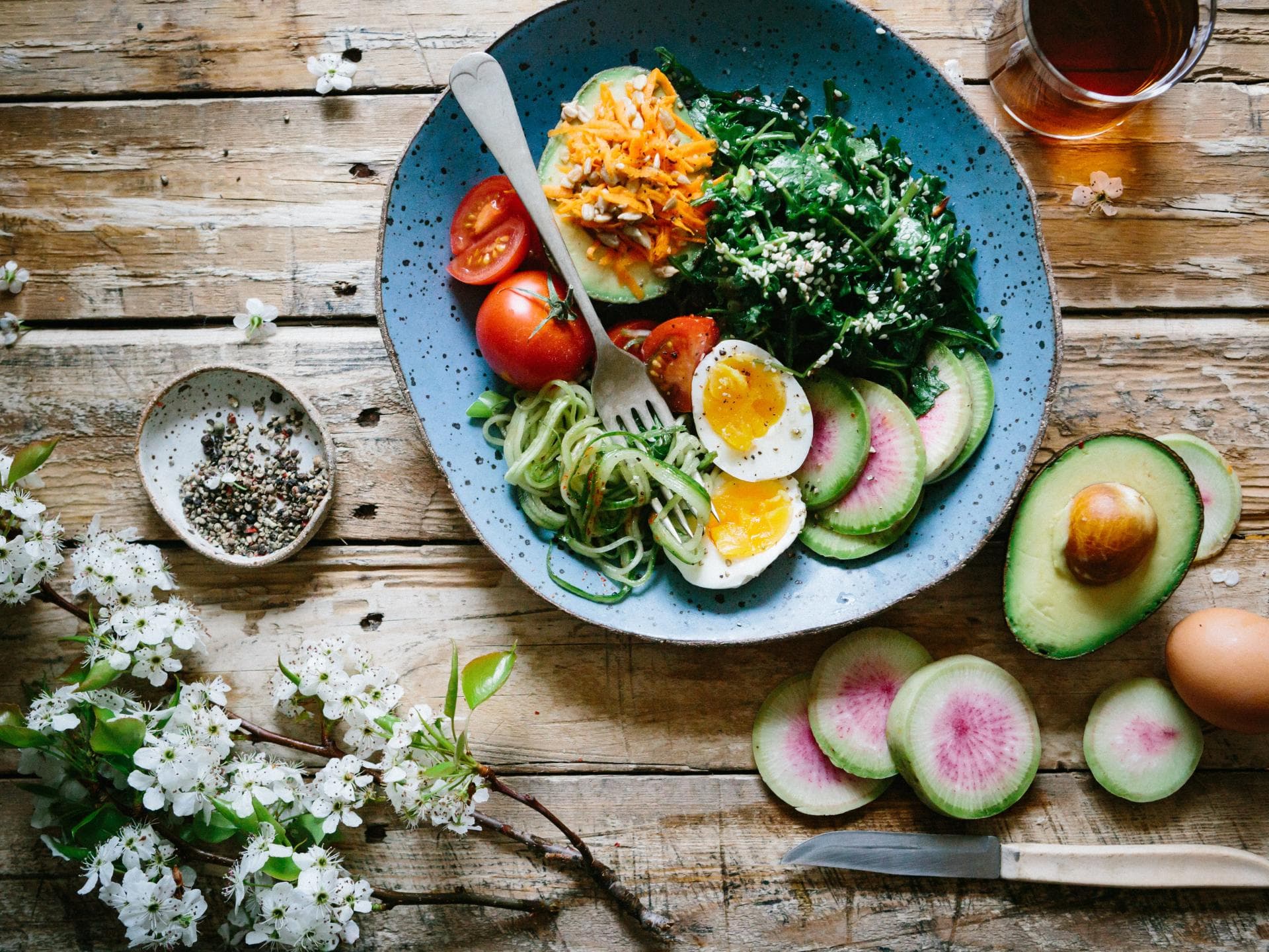 Gesunde Ernährung bei Lipödem Gesunder Salat mit frischem Gemüse und Ei