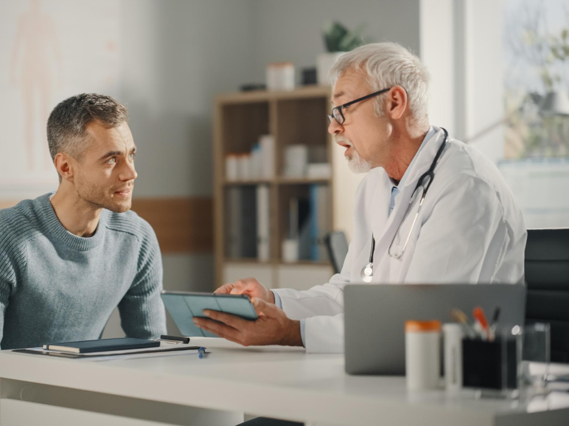 Mann wird beim Urologen beraten Mann wird beim Urologen beraten