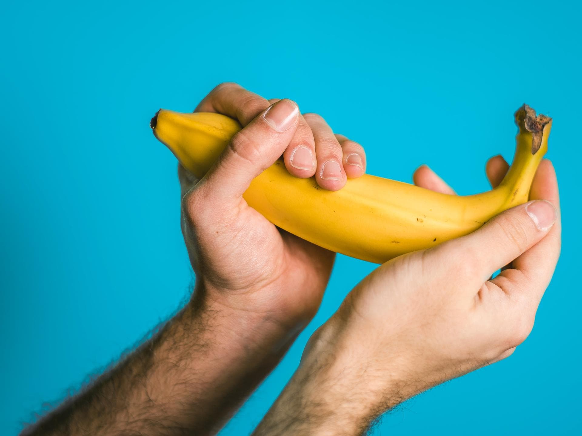 Männerhände halten Banane