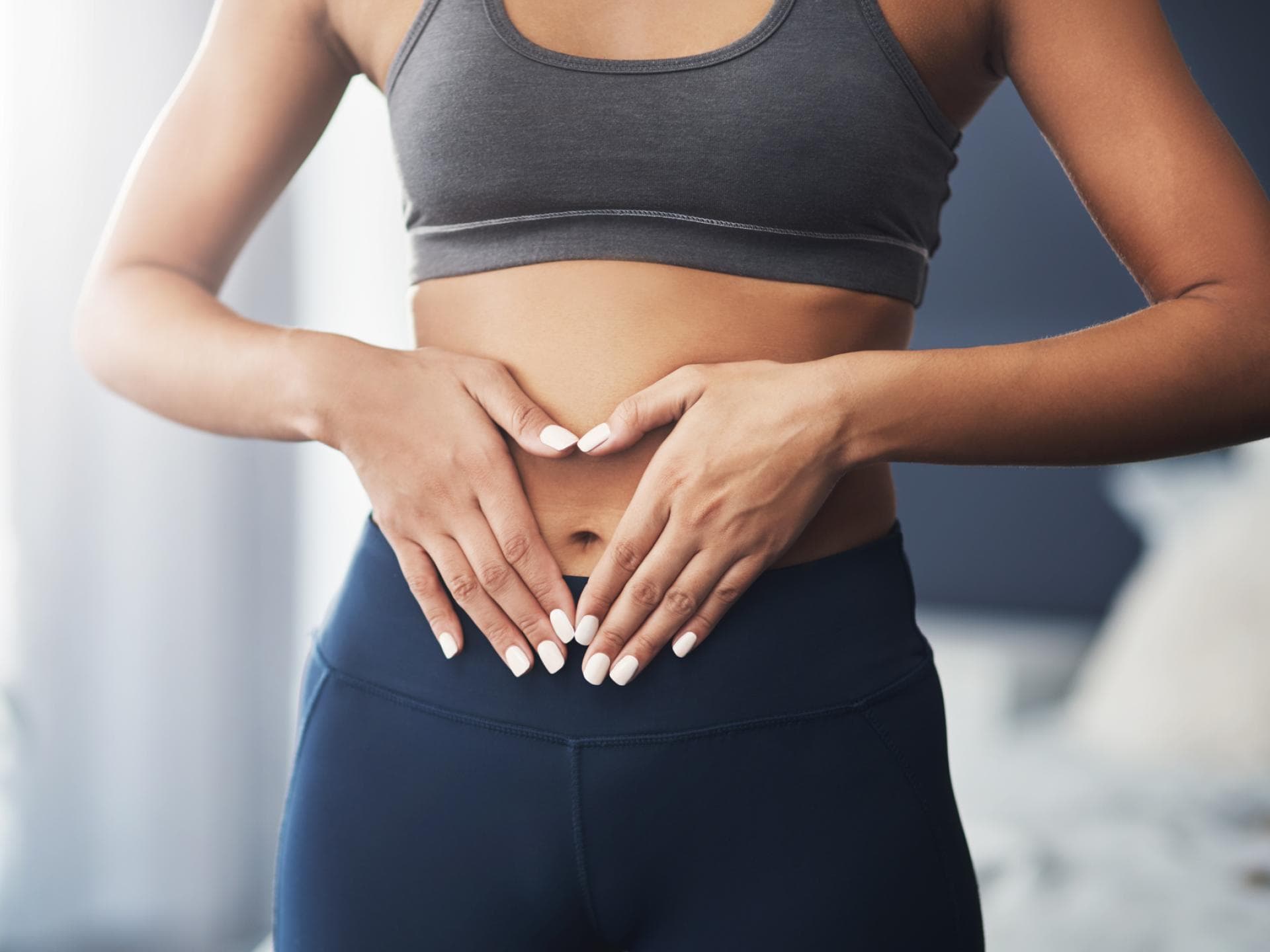 Frau legt Hände auf Bauch