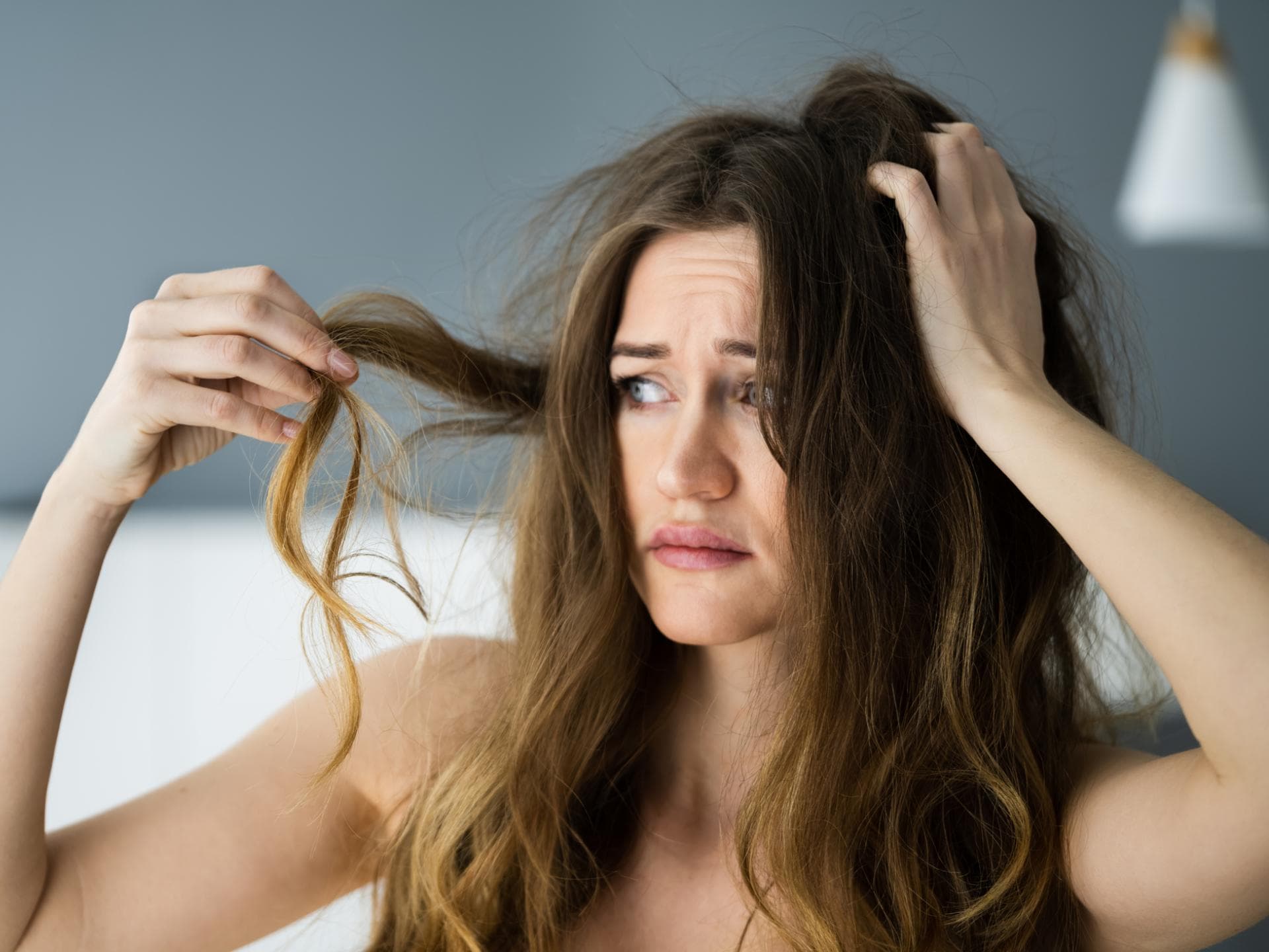 Frau begutachtet Haare
