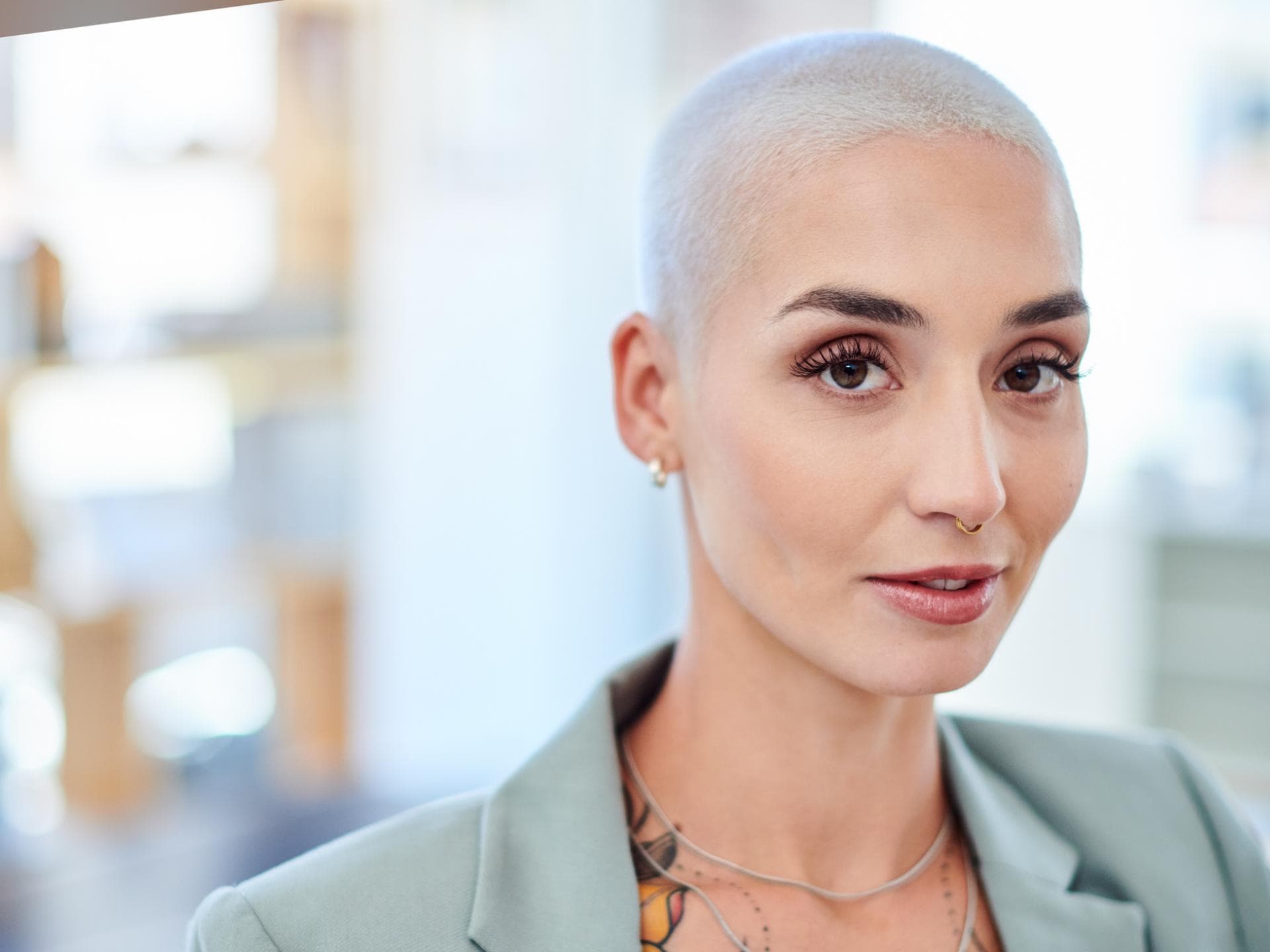 Frau mit Buzz Cut