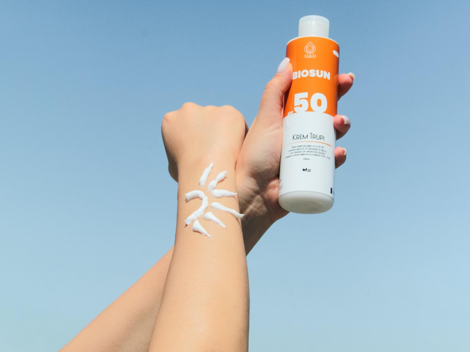 Sonnencreme auf einem Arm