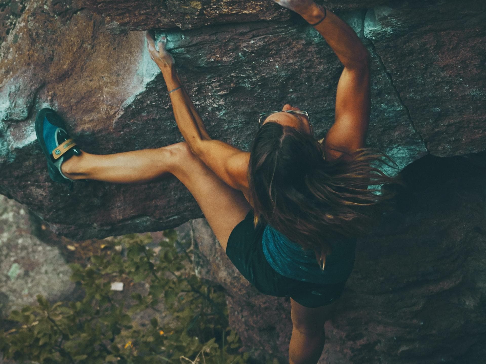 Frau beim Bouldern