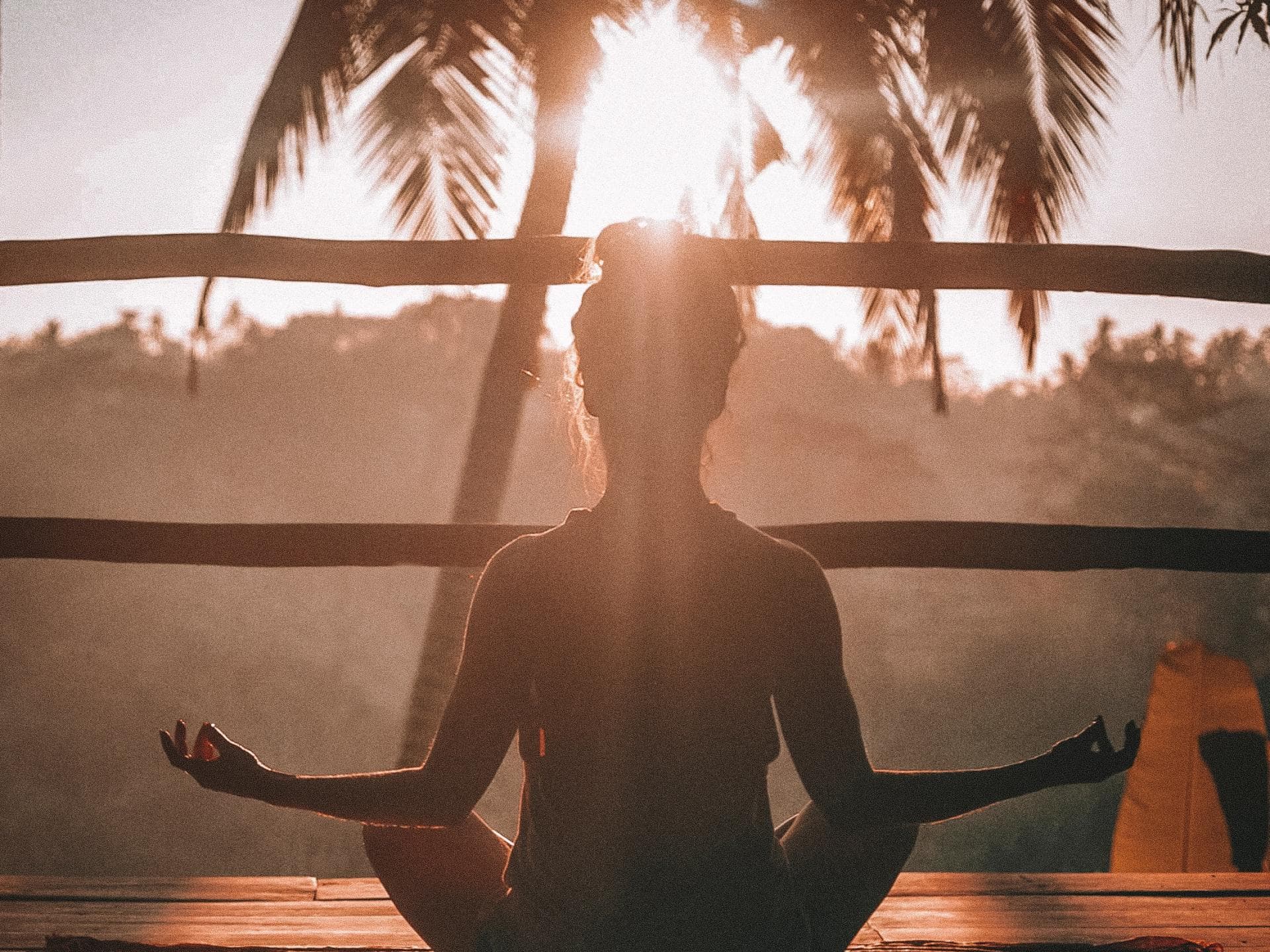 Yoga bei Hitze zur Abkühlung Frau in Yogapose im Sommer