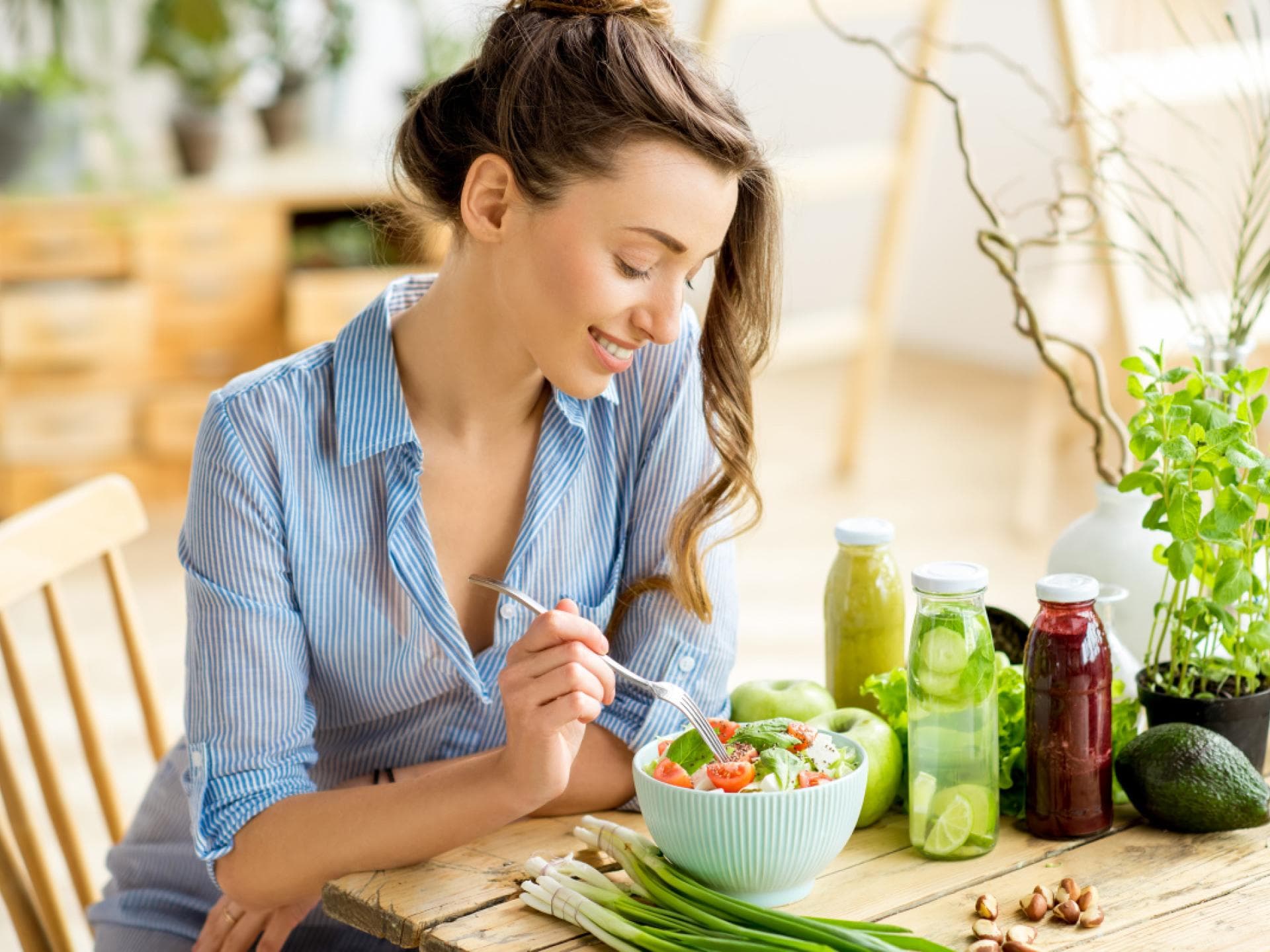 Frau isst gesund