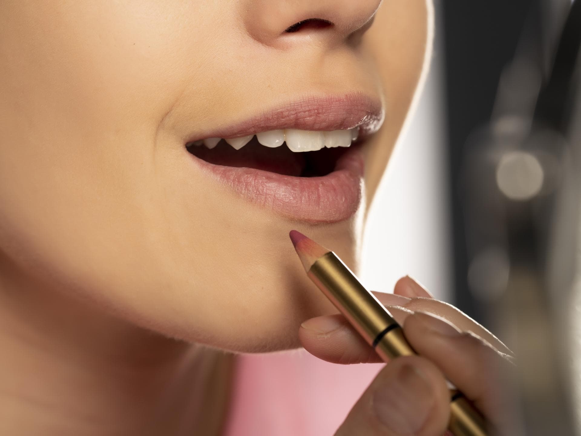 Frau benutzt Lipliner