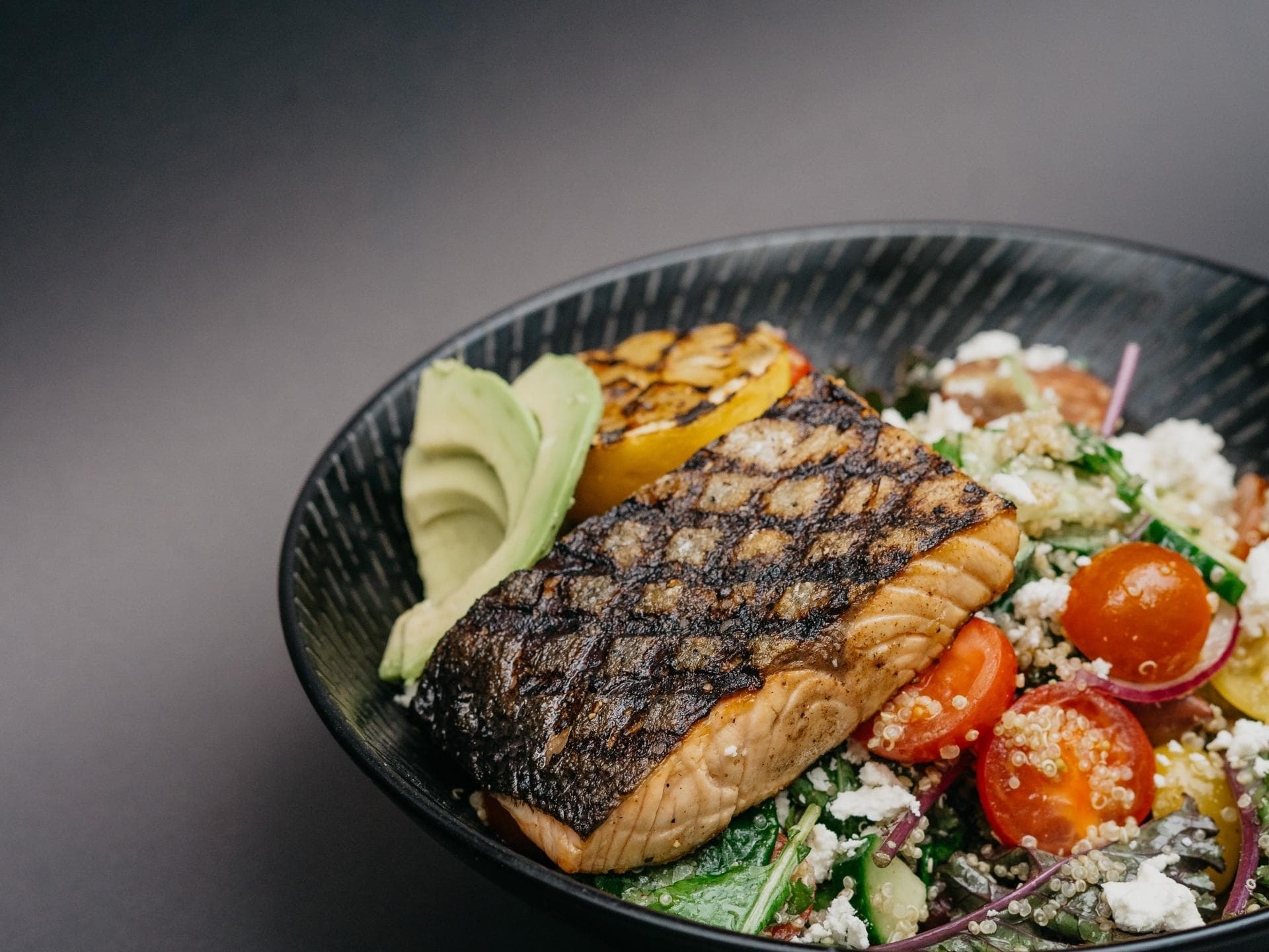Schale mit grgrilltem Lachs und Gemüse