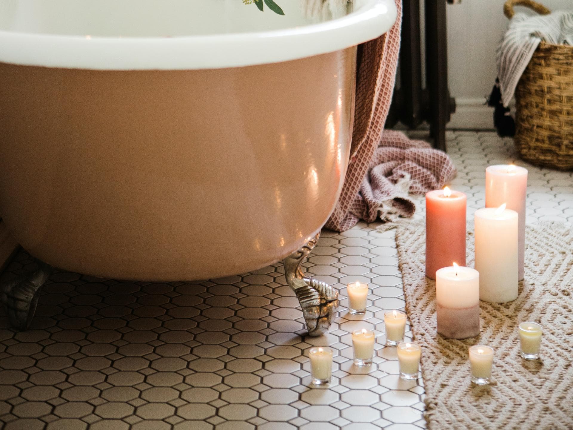Auch eine heiße Badewanne mit vielen Kerzen hebt die Stimmung im Herbst.