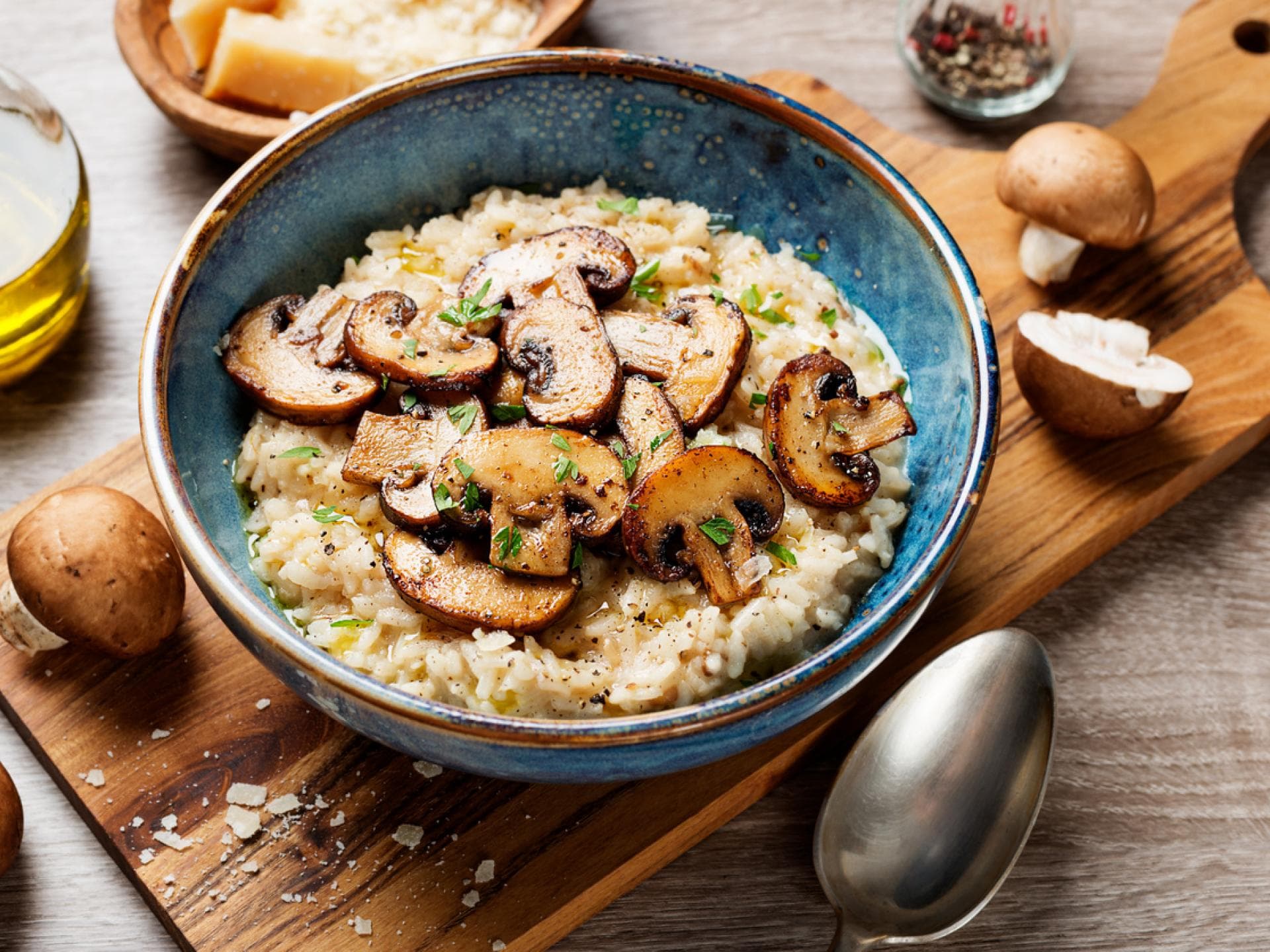 Schale mit frischem Pilzrisotto
