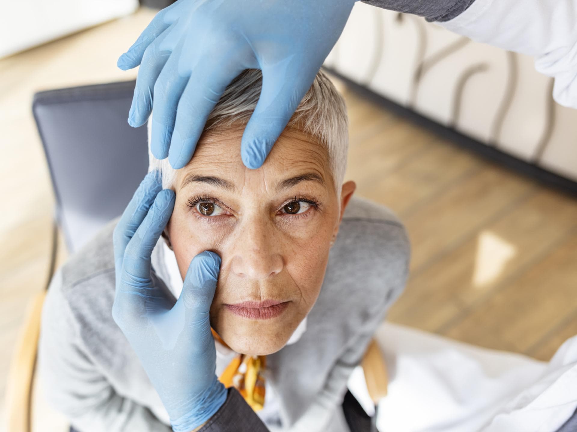 Arzt untersucht ältere Patientin