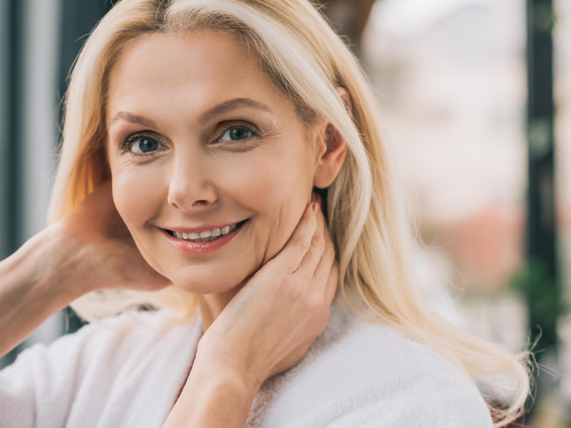 Ältere Frau fasst sich in die Haare