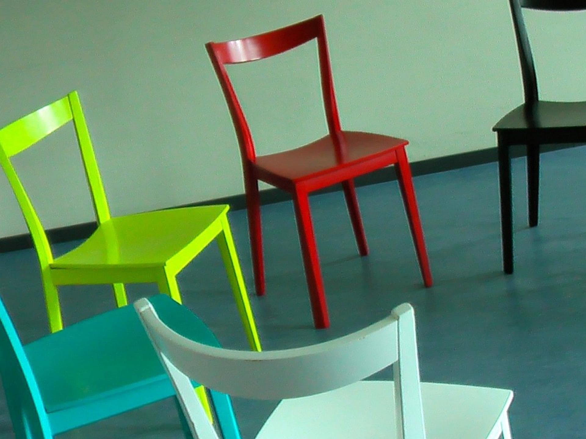 bunte Stühle