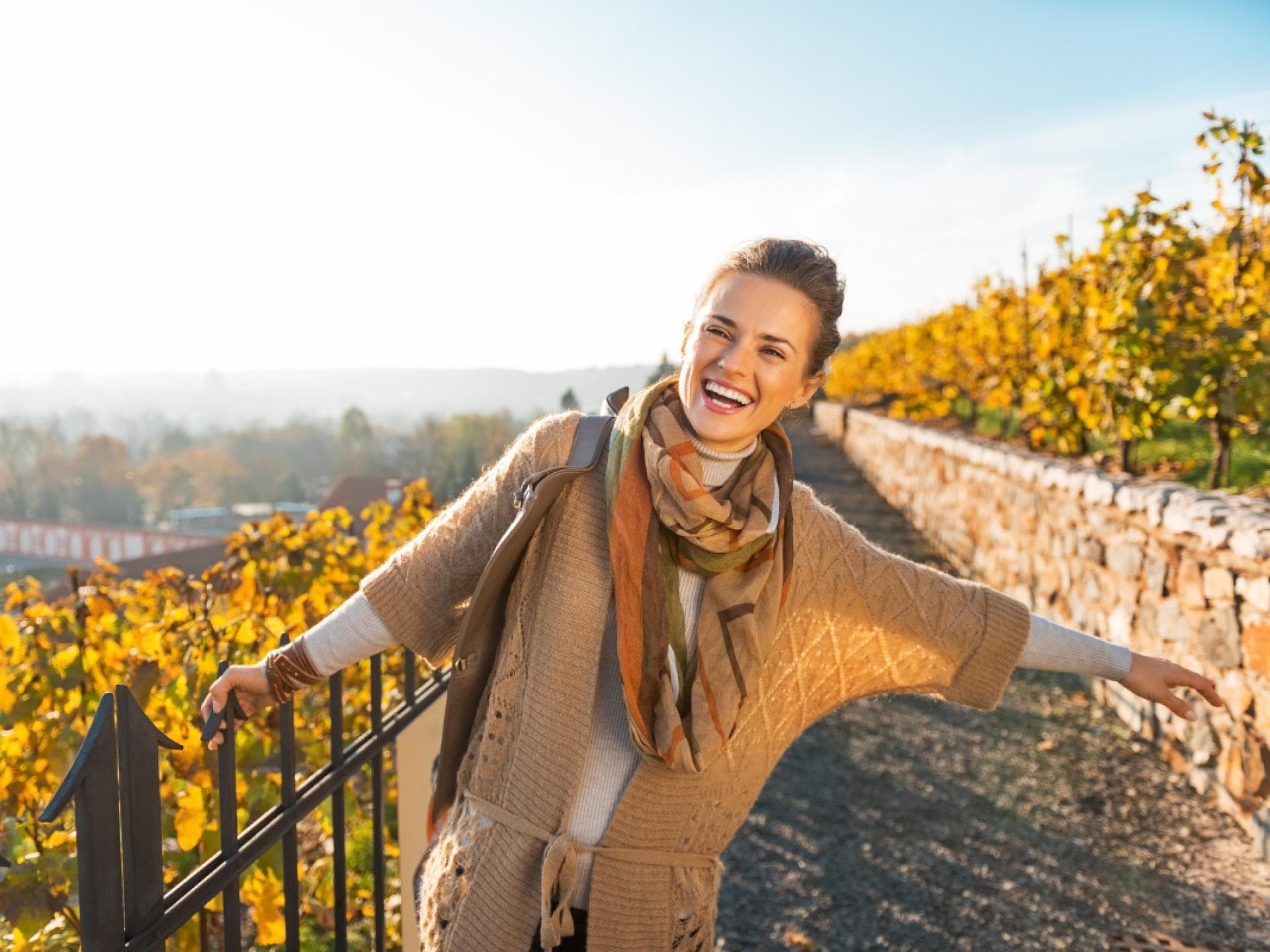 Frau macht Herbstspaziergang