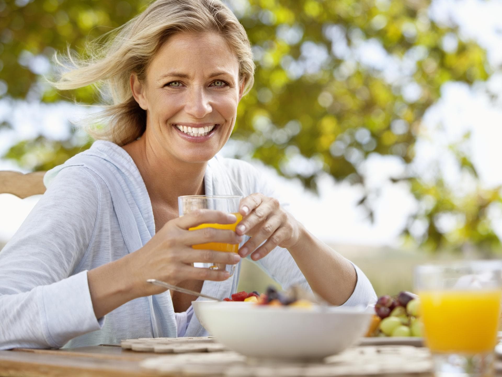 Frau am Frühstückstisch