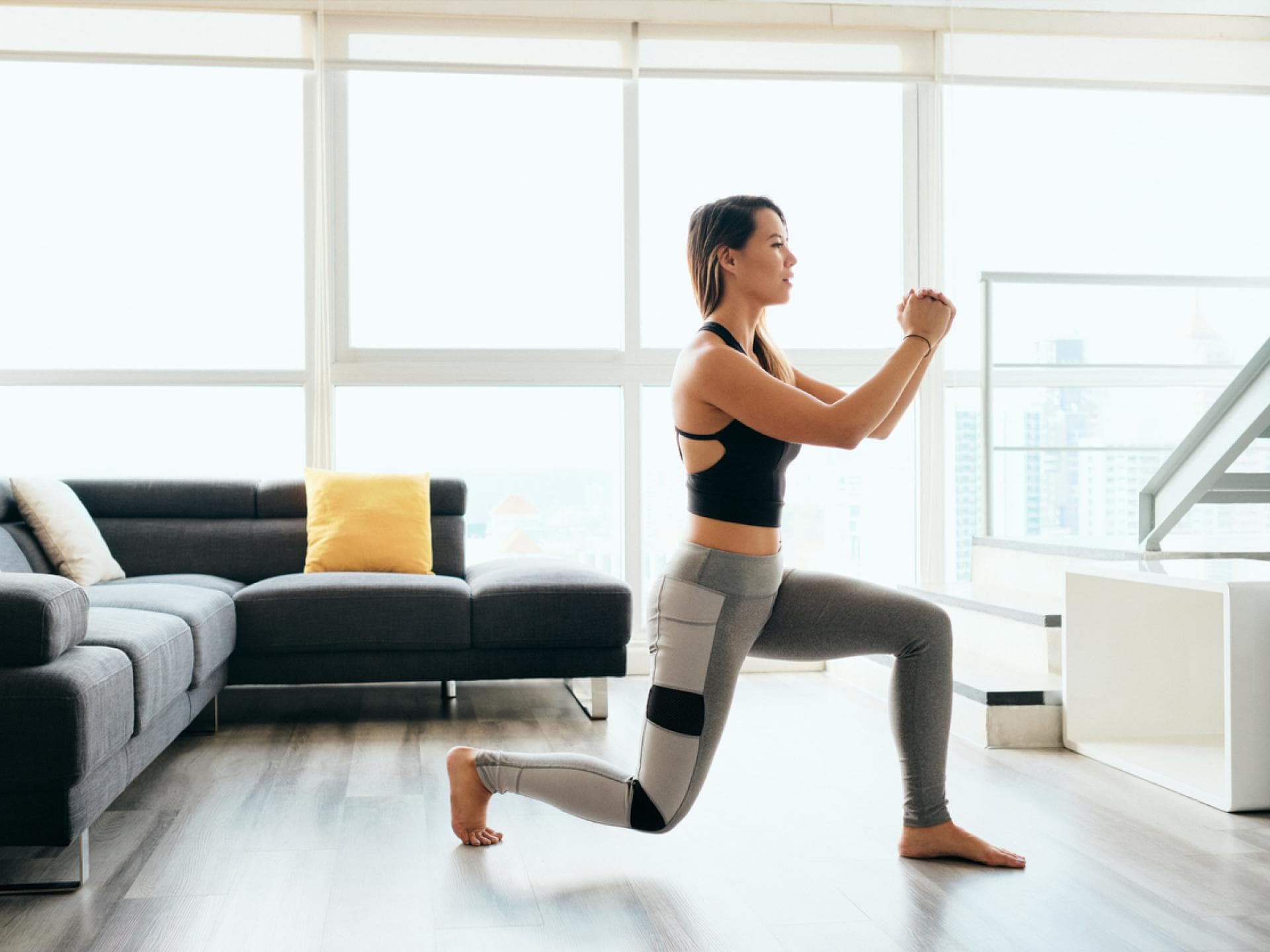 Frau macht Lunges