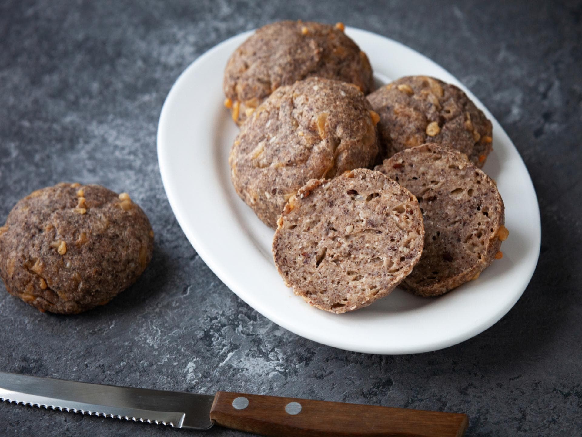 Glutenfreie Brötchen mit Flohsamenschalen auf Teller