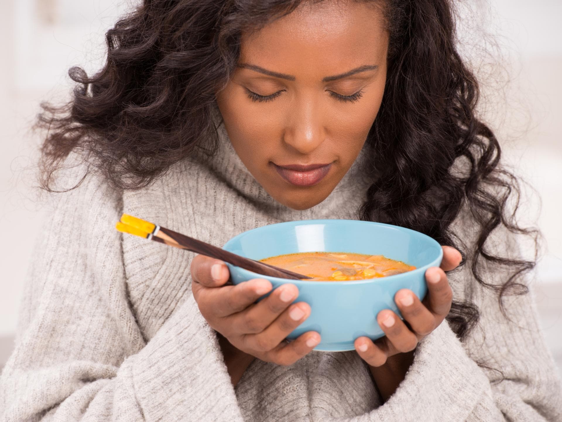 Frau geniesst Suppe