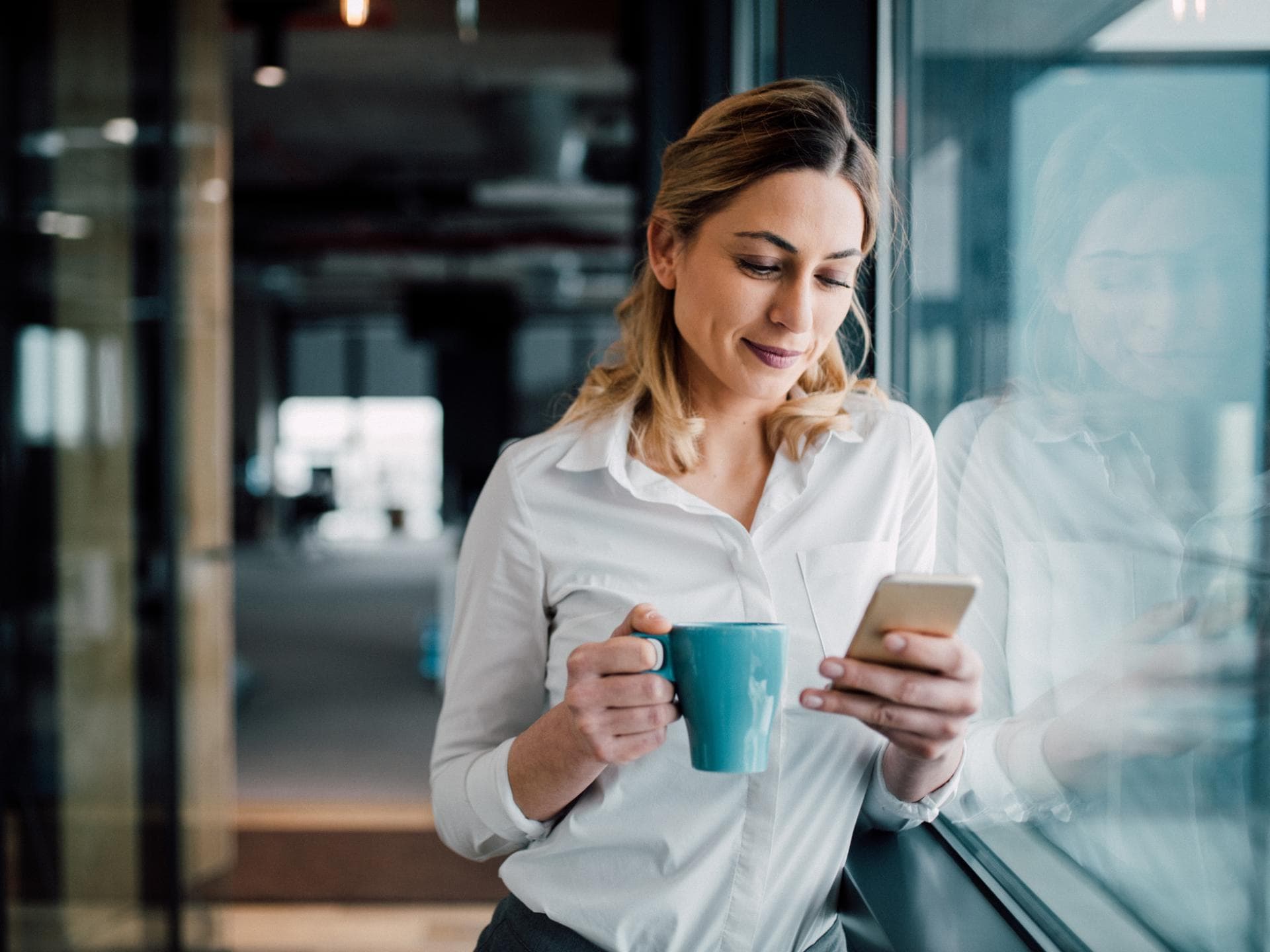 Frau schaut auf Handy