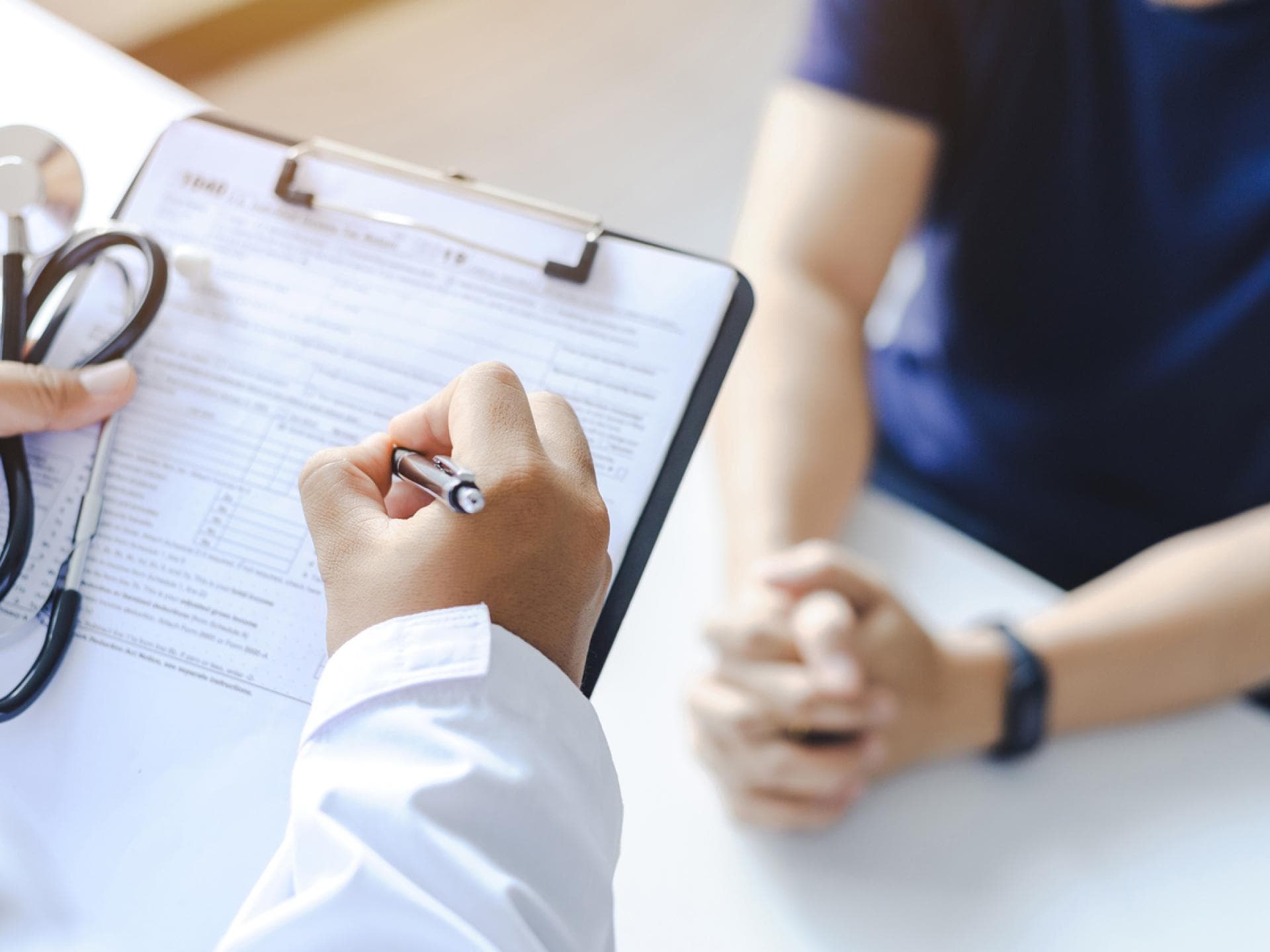 Arzt mit Clipboard untersucht Patienten