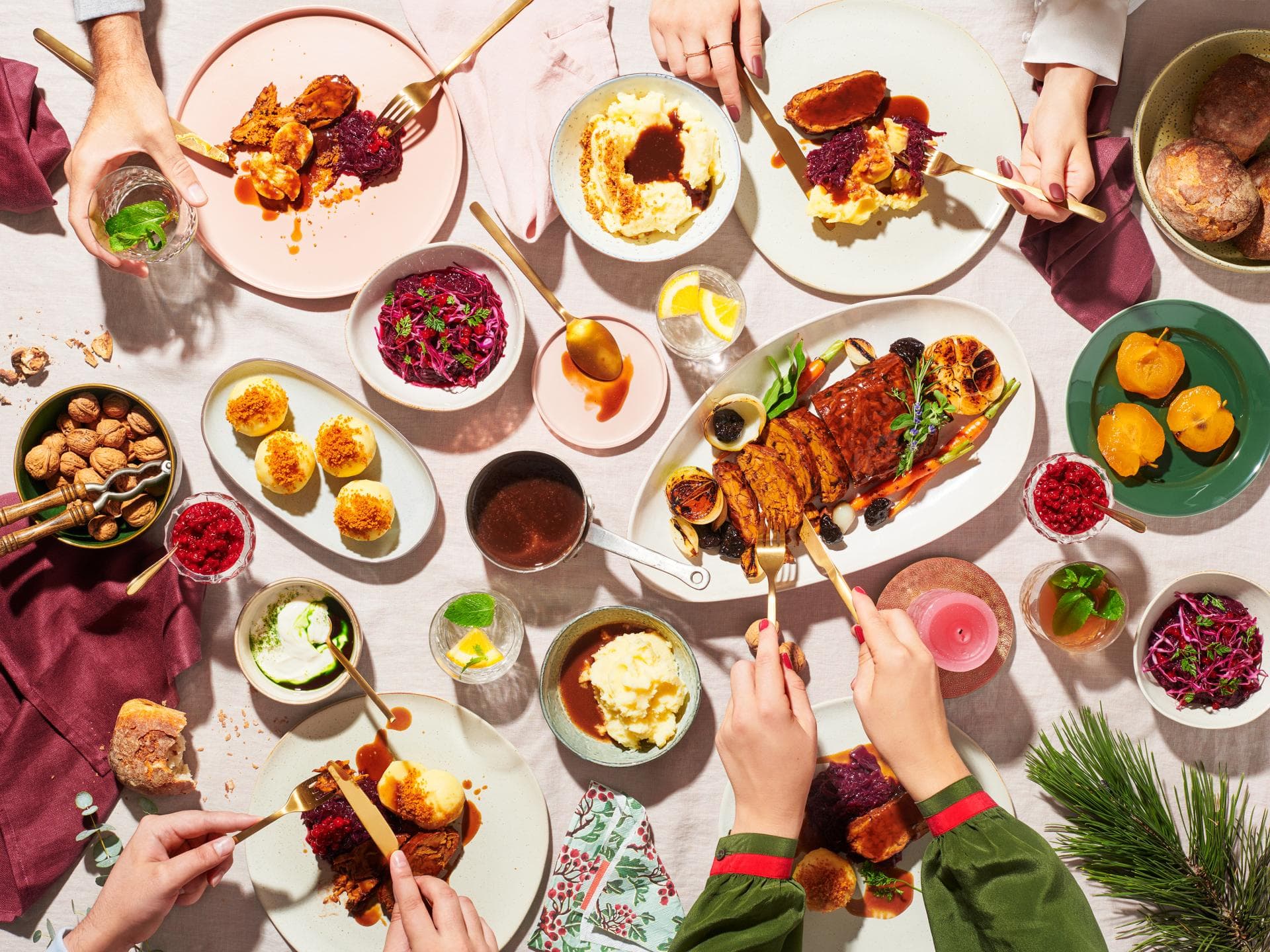 Top-Ansicht eines festlich geschmückten Weihnachtstisches mit Braten