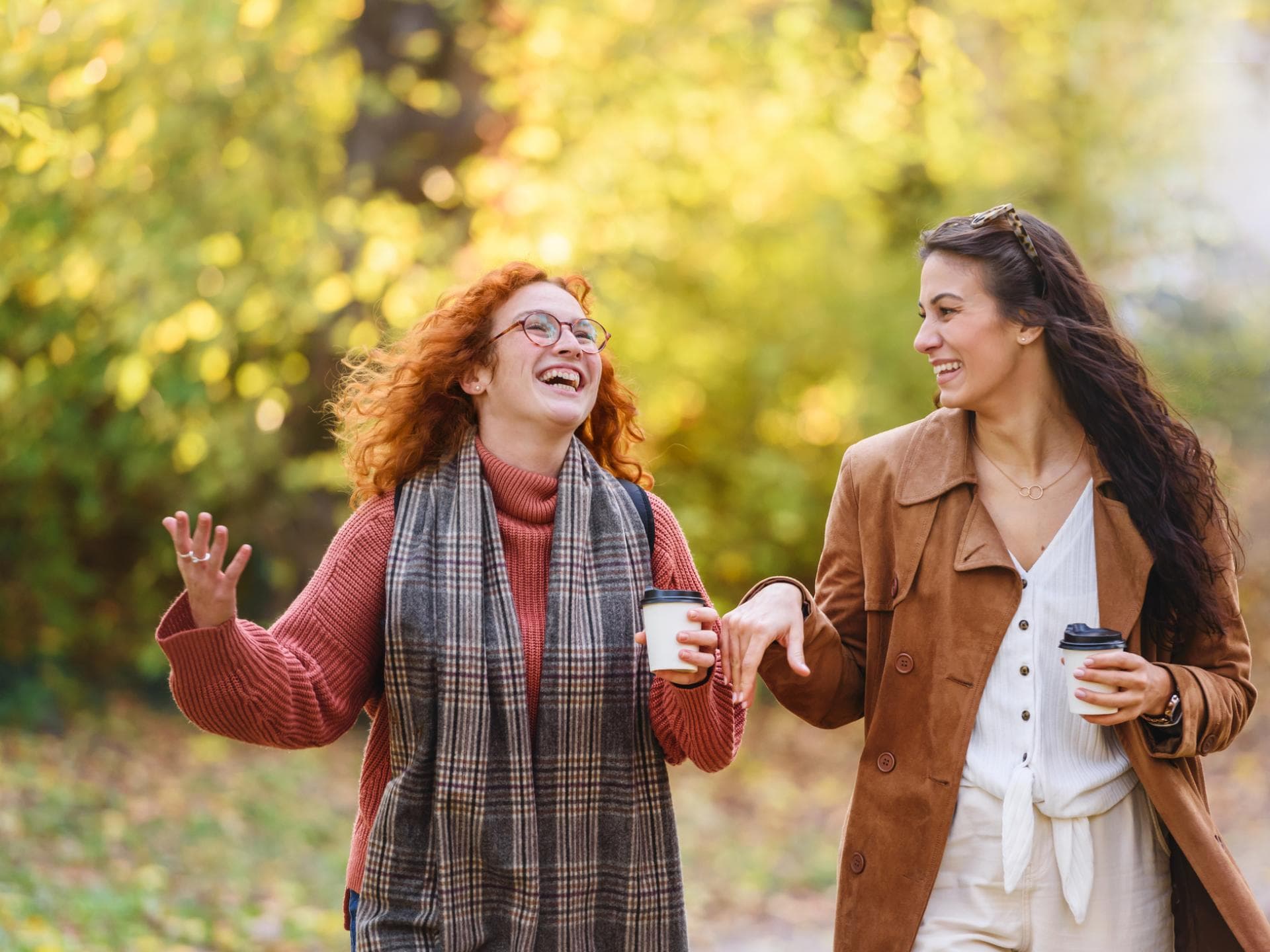 Zwei Frauen gehen spazieren