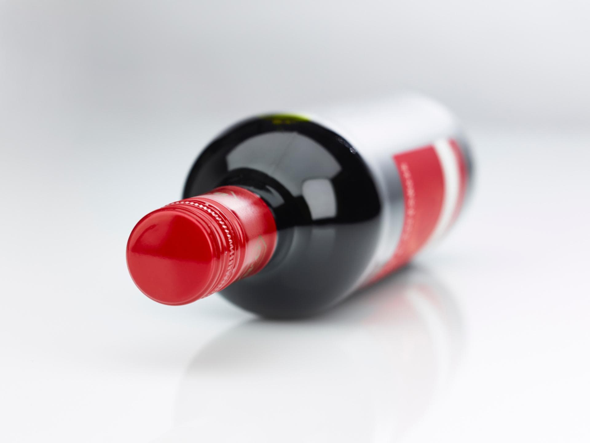 Liegende Flasche Wein