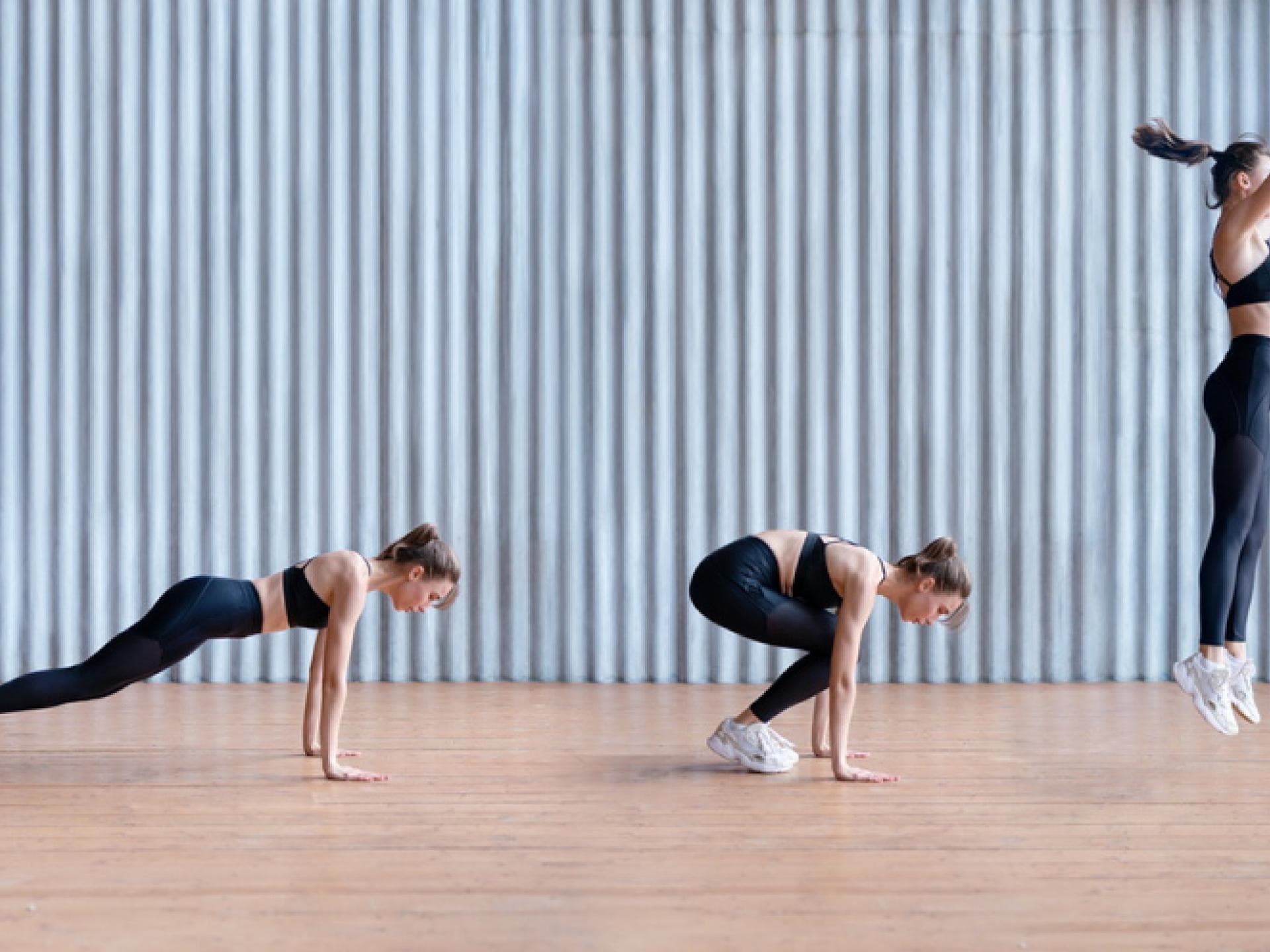 Frau macht einen Burpee Frau macht einen Burpee