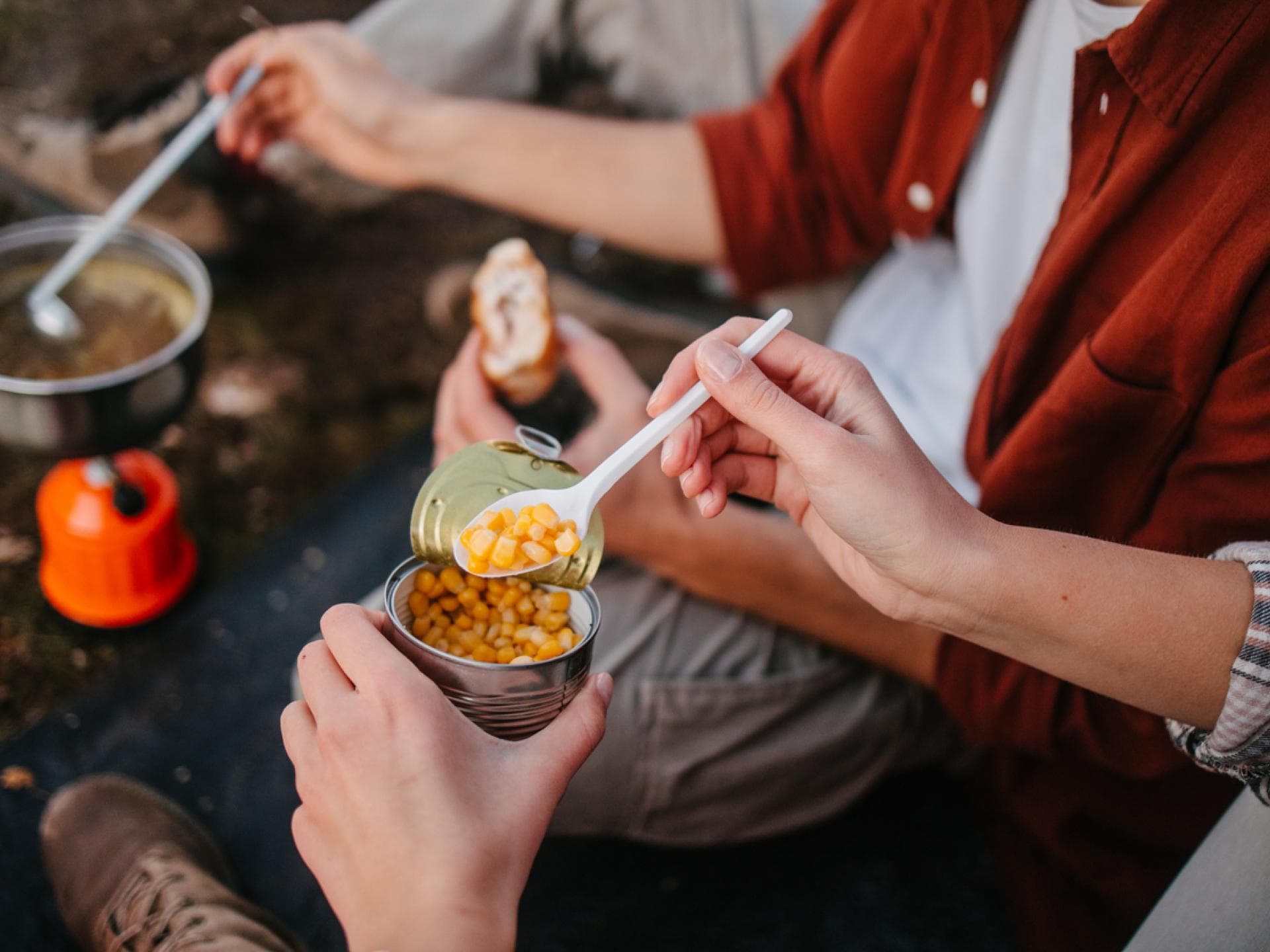 Menschen essen beim Campen aus der Dose
