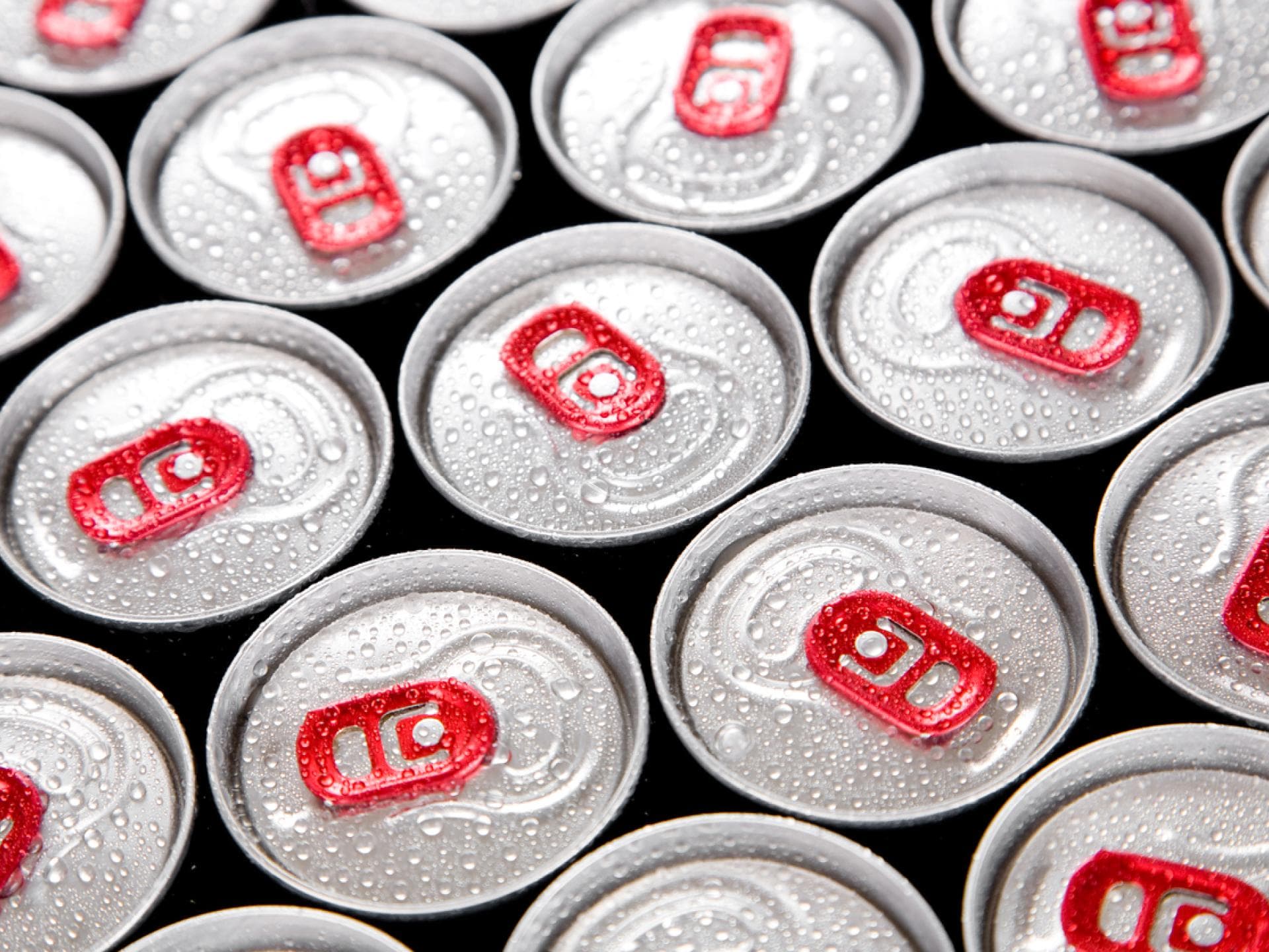 Energy Drinks für Jugendliche problematisch Dosen von Energy Drinks