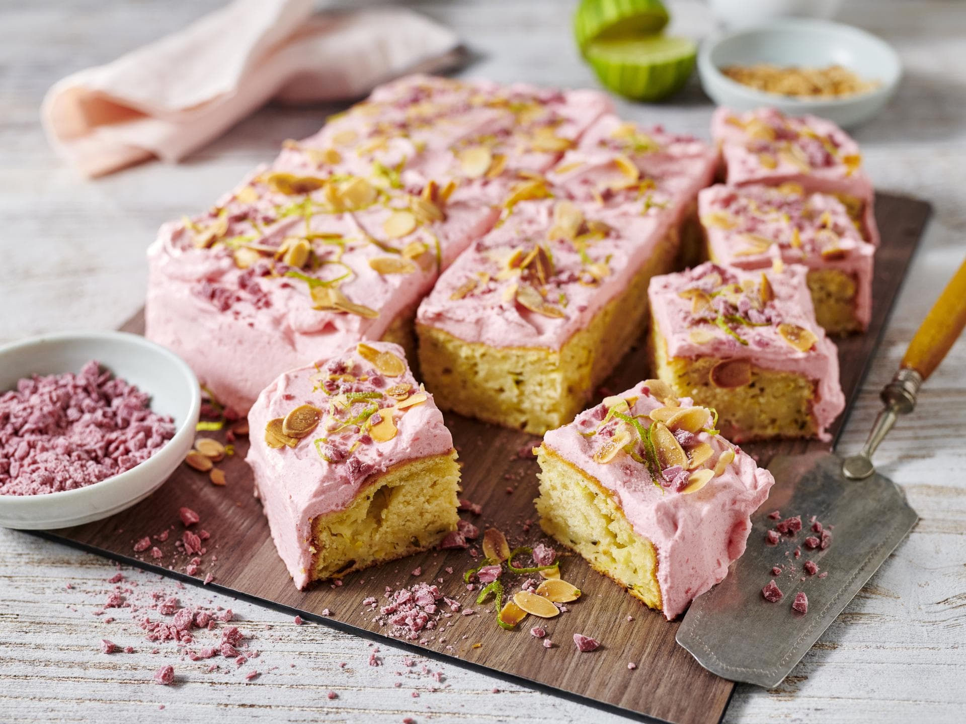 Saftiger Nusskuchen mit Zucchini und Ruby-Limettencreme
