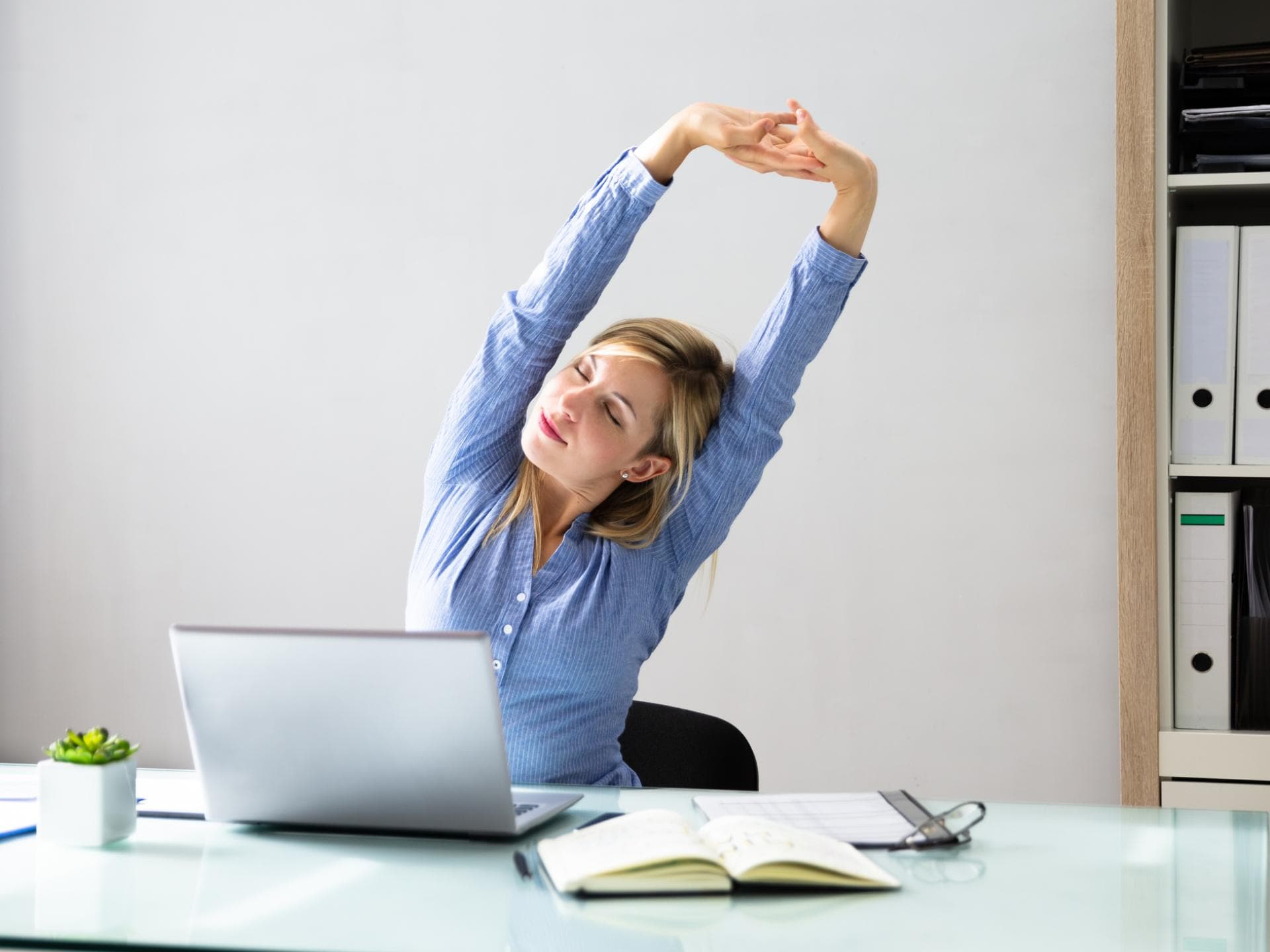 Frau sitzt im Büro