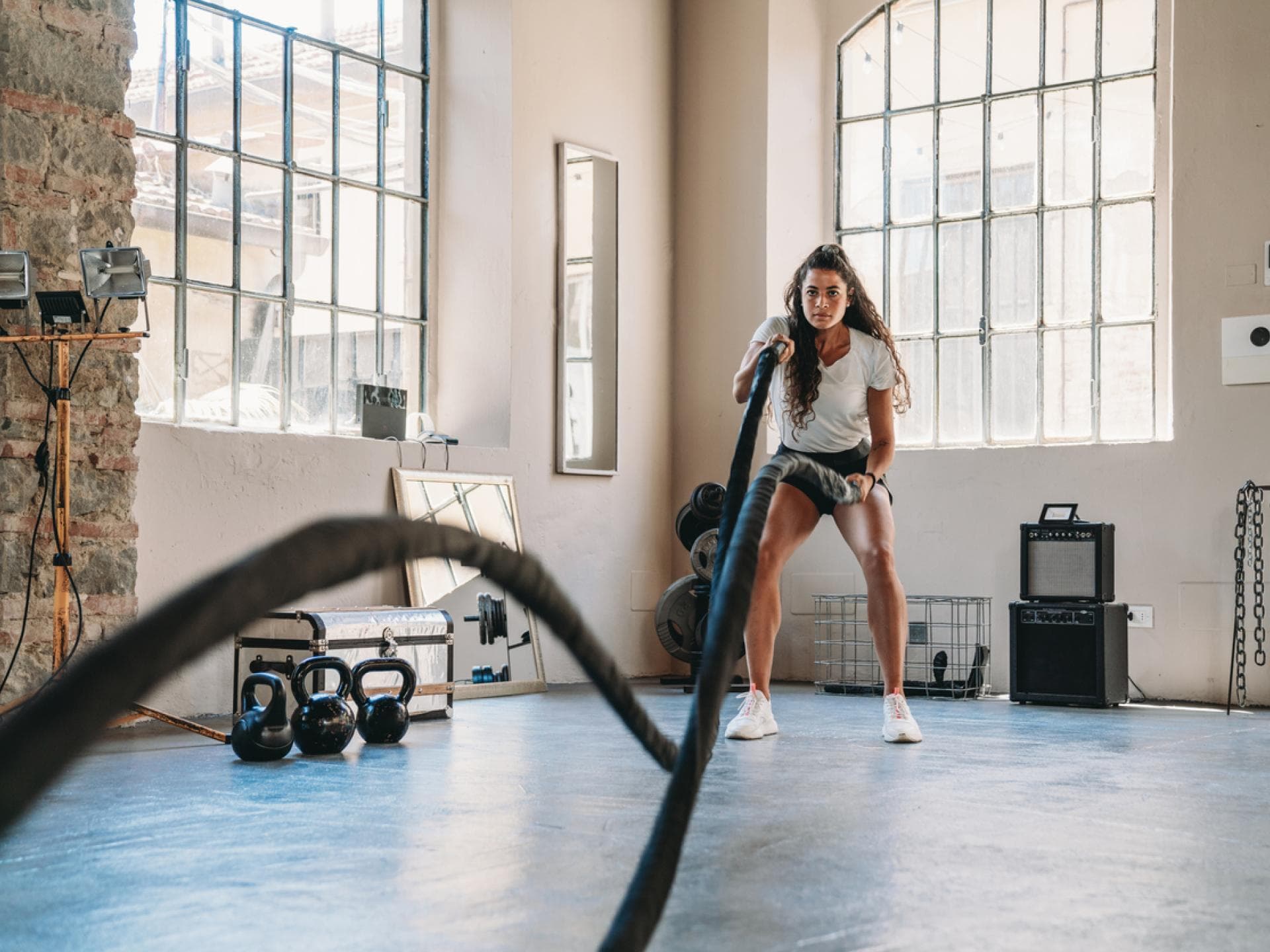 Frau an den Battle Ropes