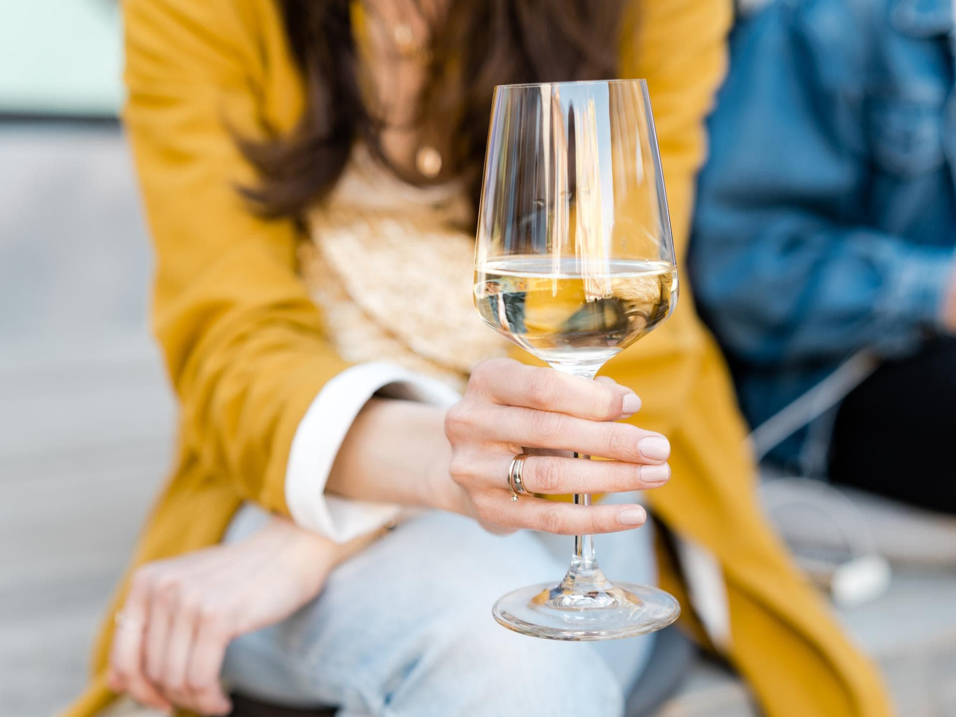 Frau trinkt Wein