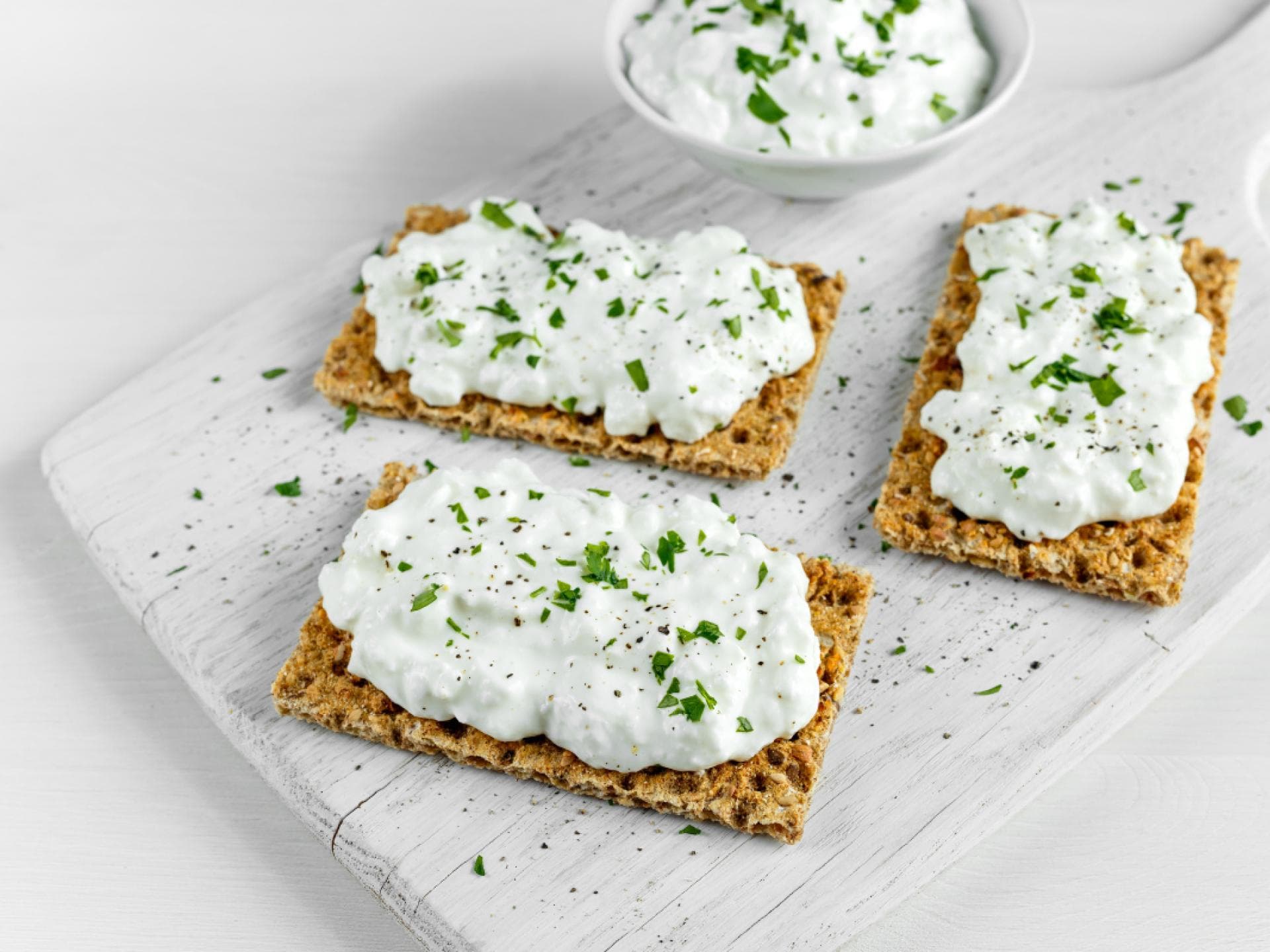 Brot mit Hüttenkäse