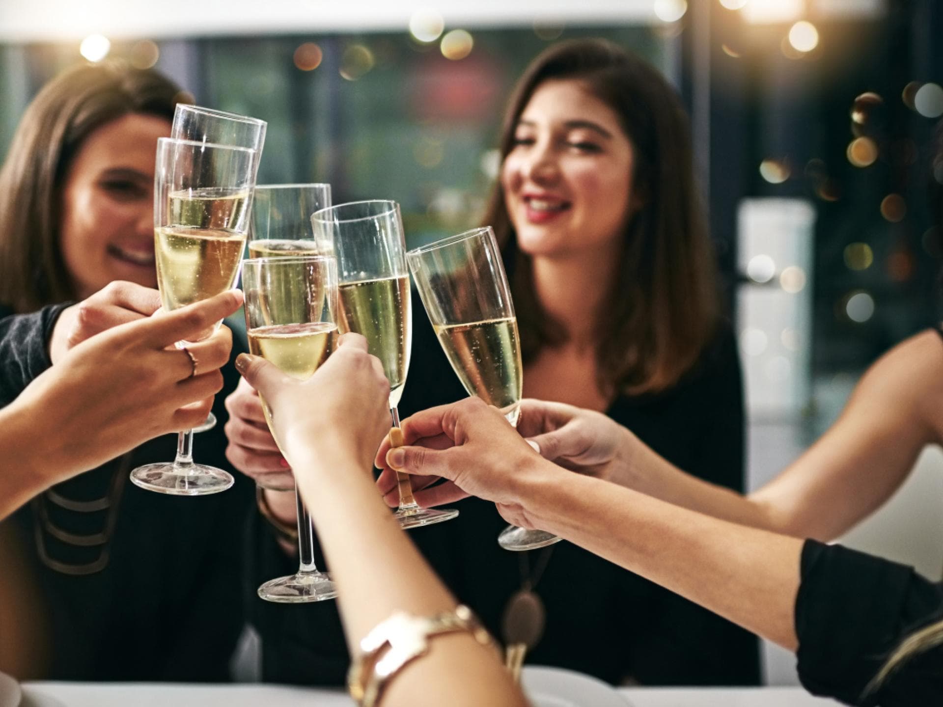 Mit Sekt anstoßen