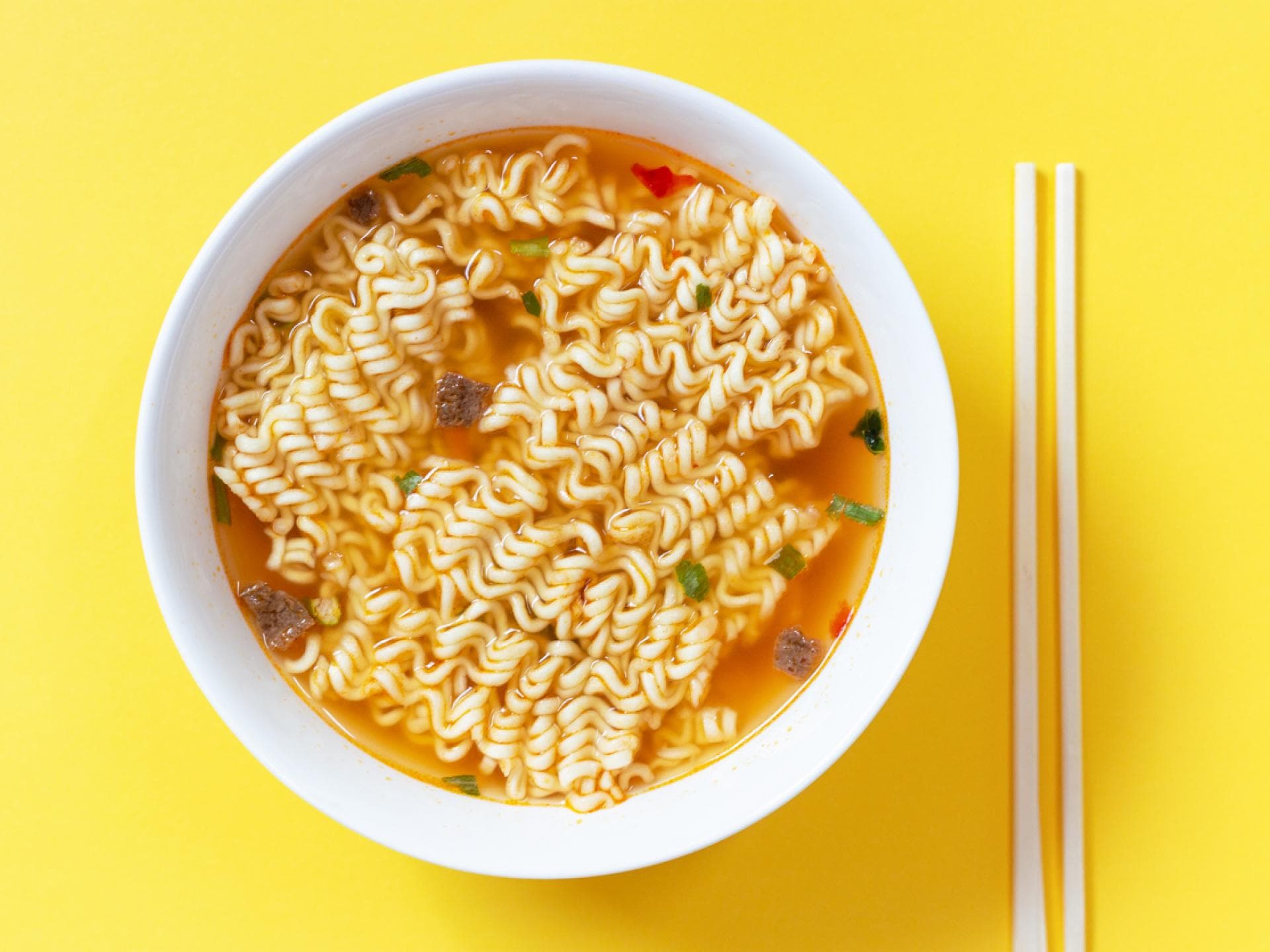 Instant-Noodles auf gelbem Untergrund