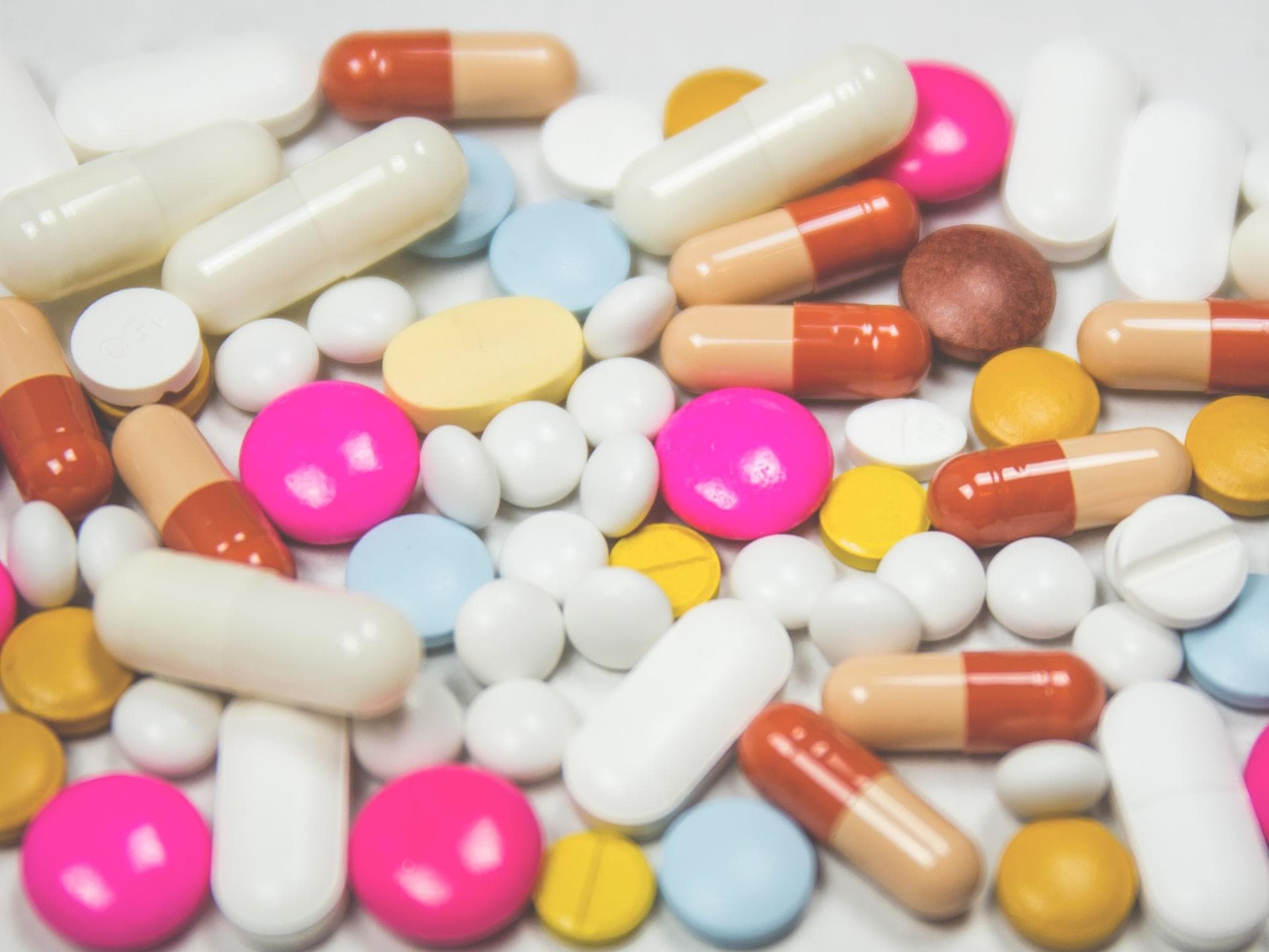 Der Nocebo-Effekt kann erhebliche Auswirkungen auf das Wohlbefinden und den Therapieerfolg haben. Bunte Medikamente