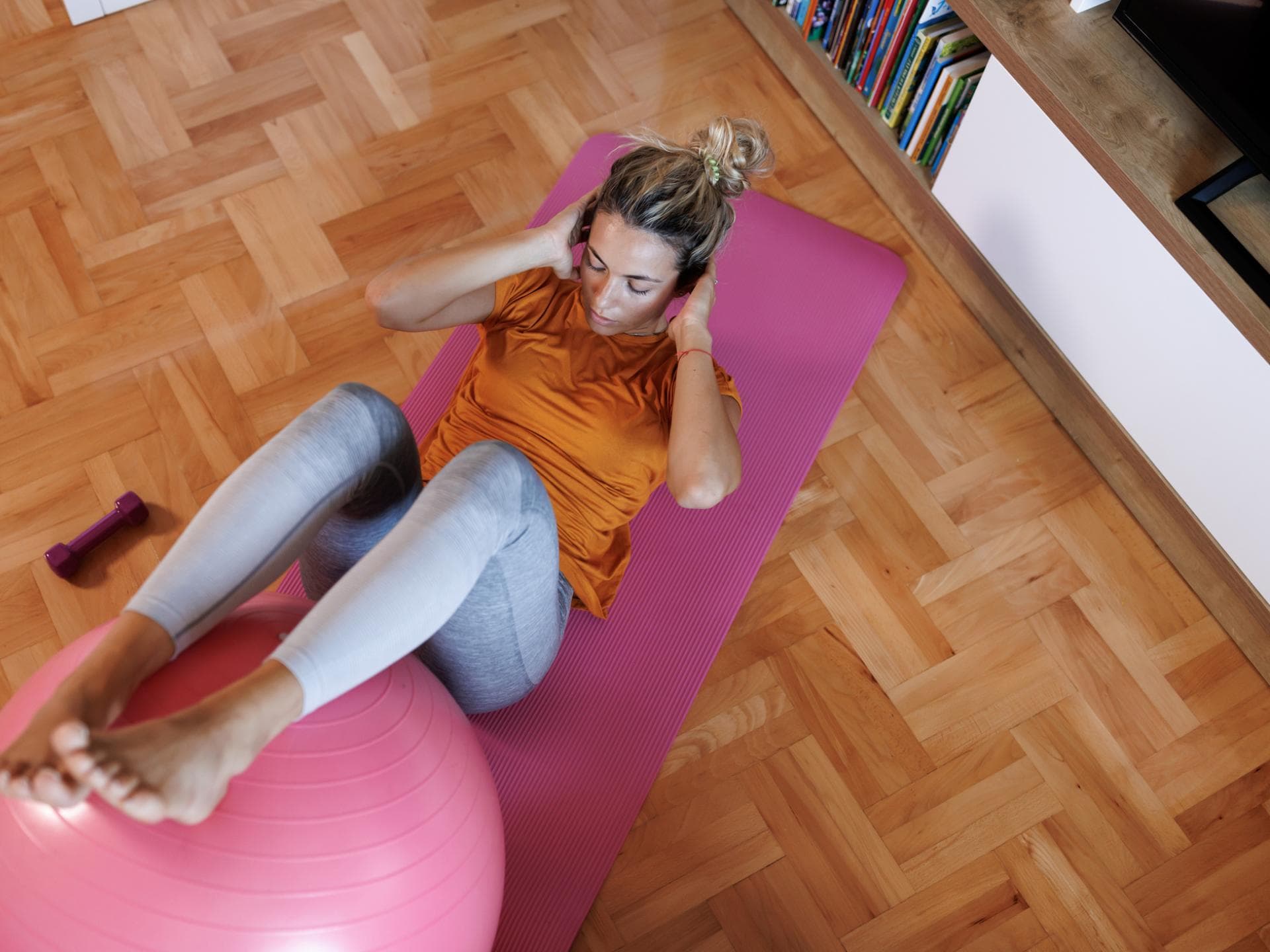 Frau macht Sit ups mit Ball