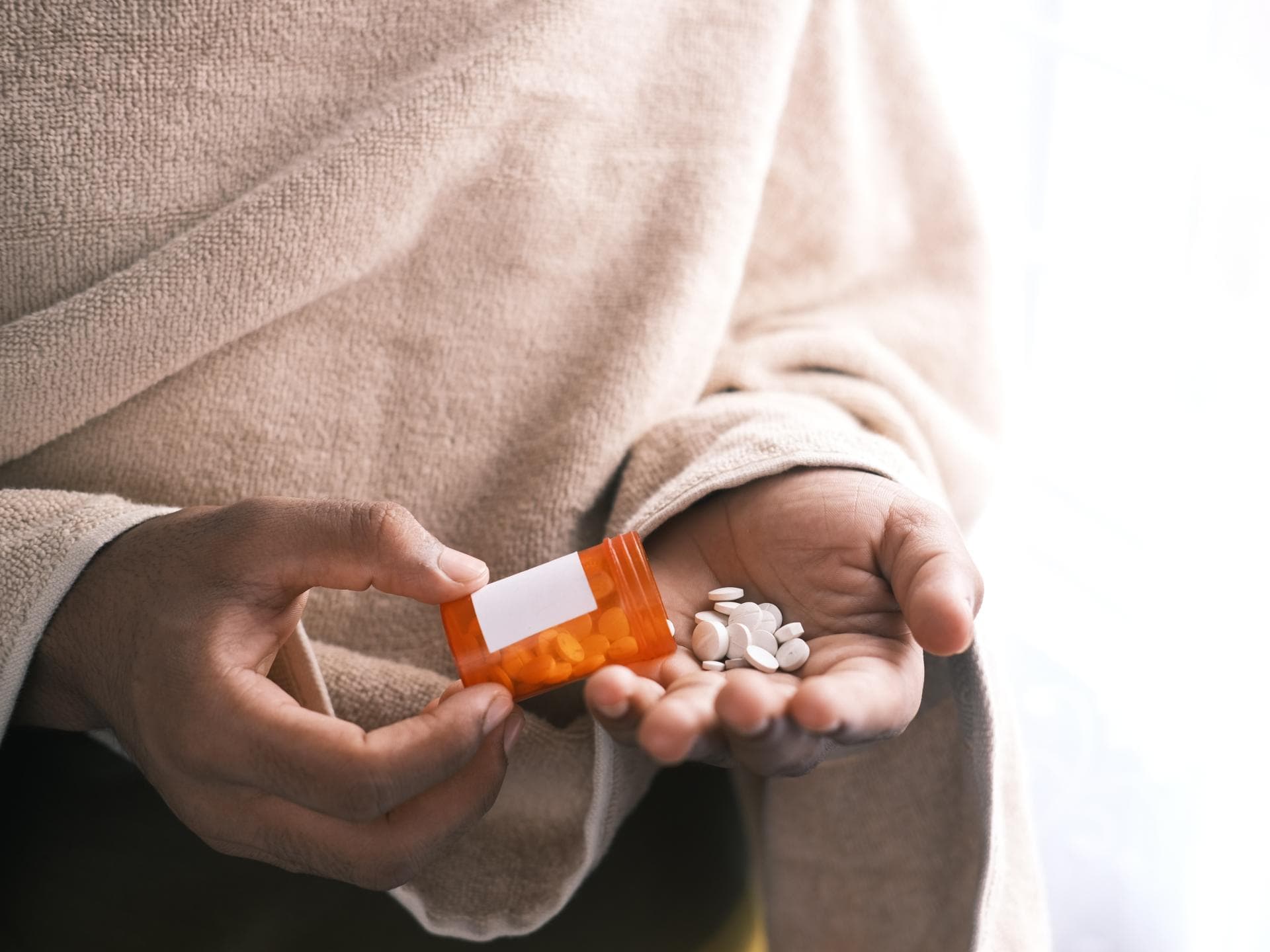 Frau nimmt Tabletten