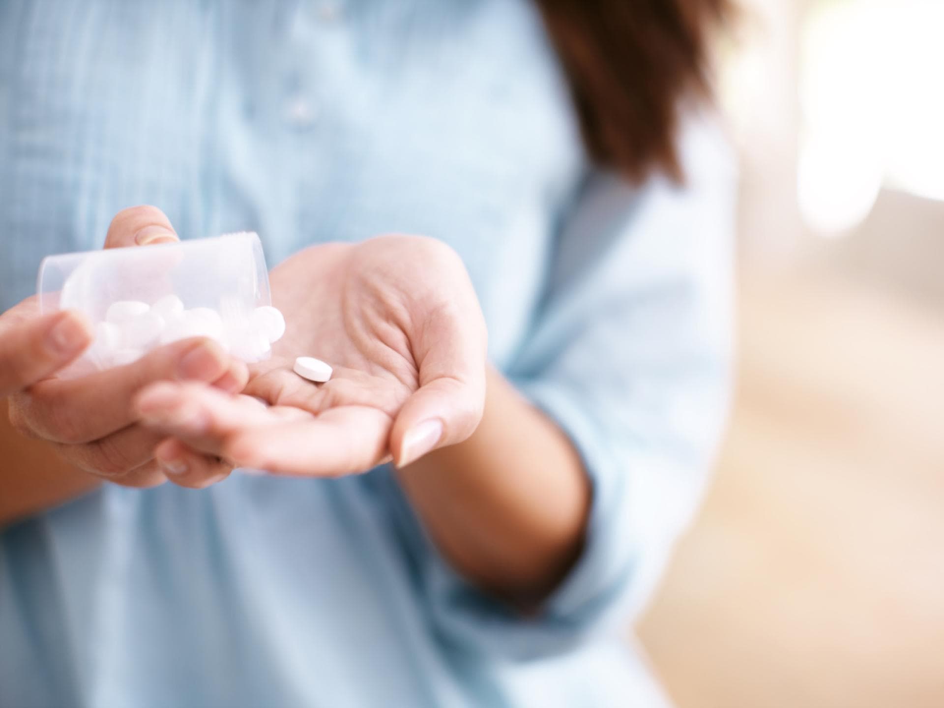 Frau nimmt Tabletten