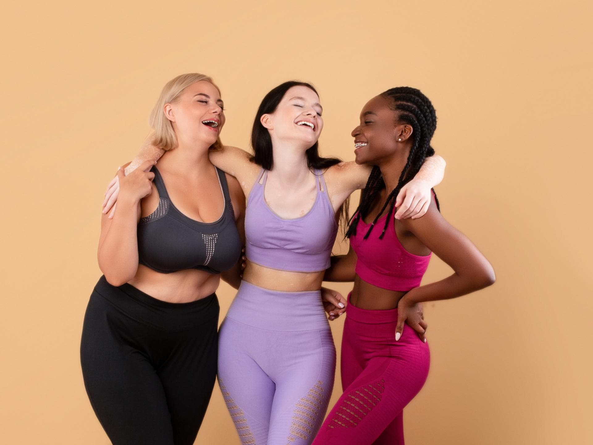 Fitnessfreundinnen mit unterschiedlichen Figuren nebeneinander
