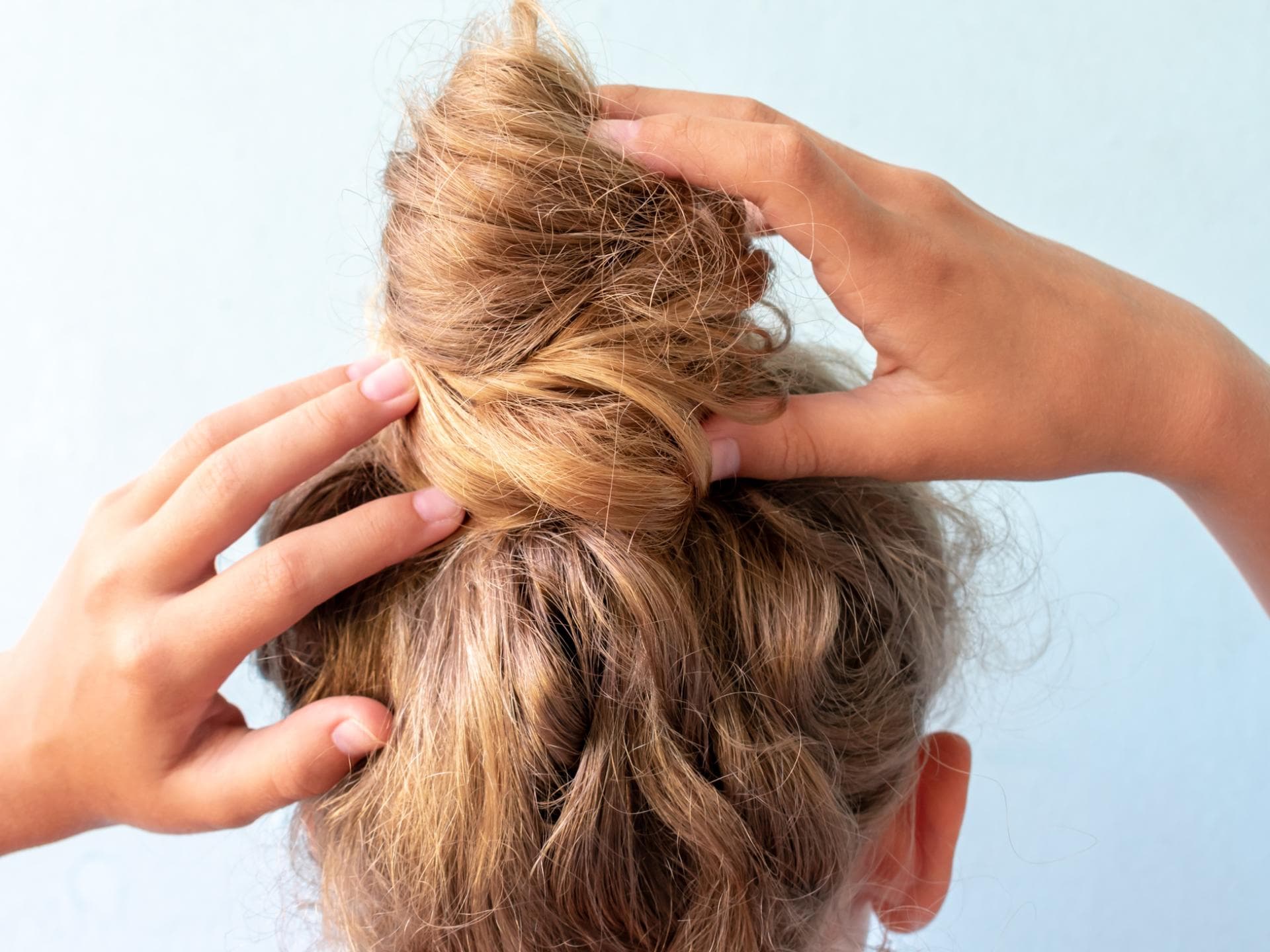 Krause Haare im Dutt