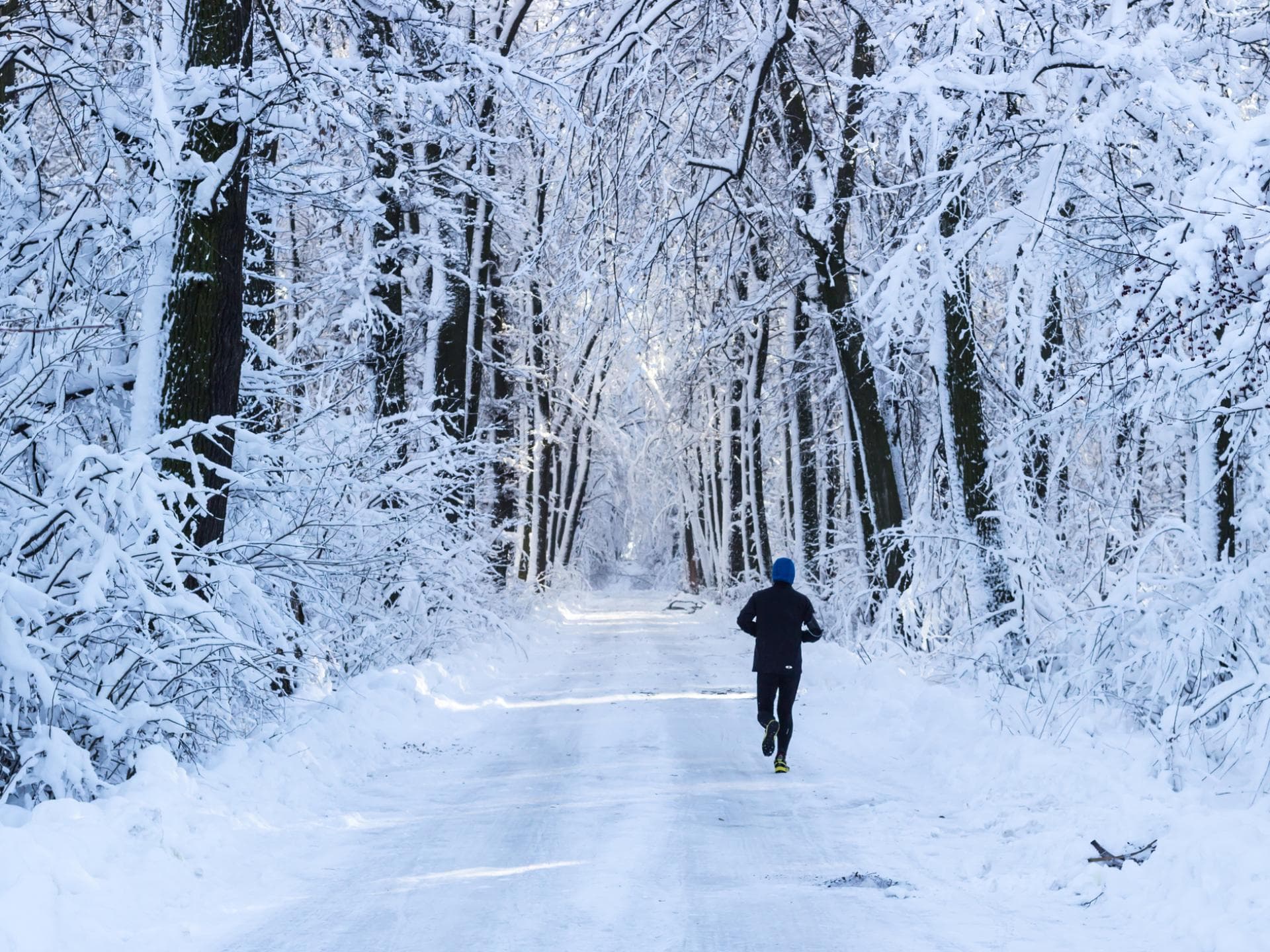 Mann joggt im Schnee