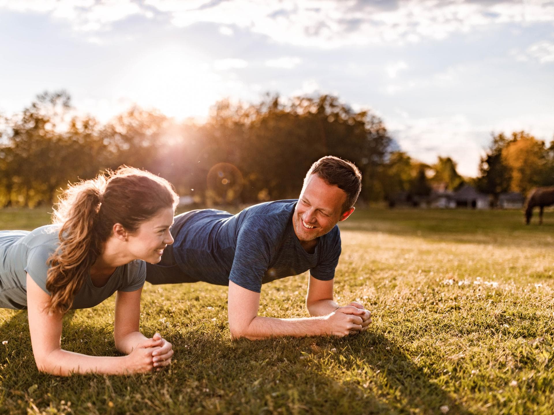 Mann und Frau machen Plank