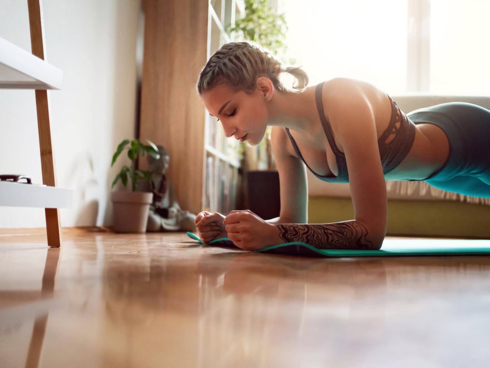 Plank-Varianten soregn für neue Impulse Frau macht Plank zu Hause