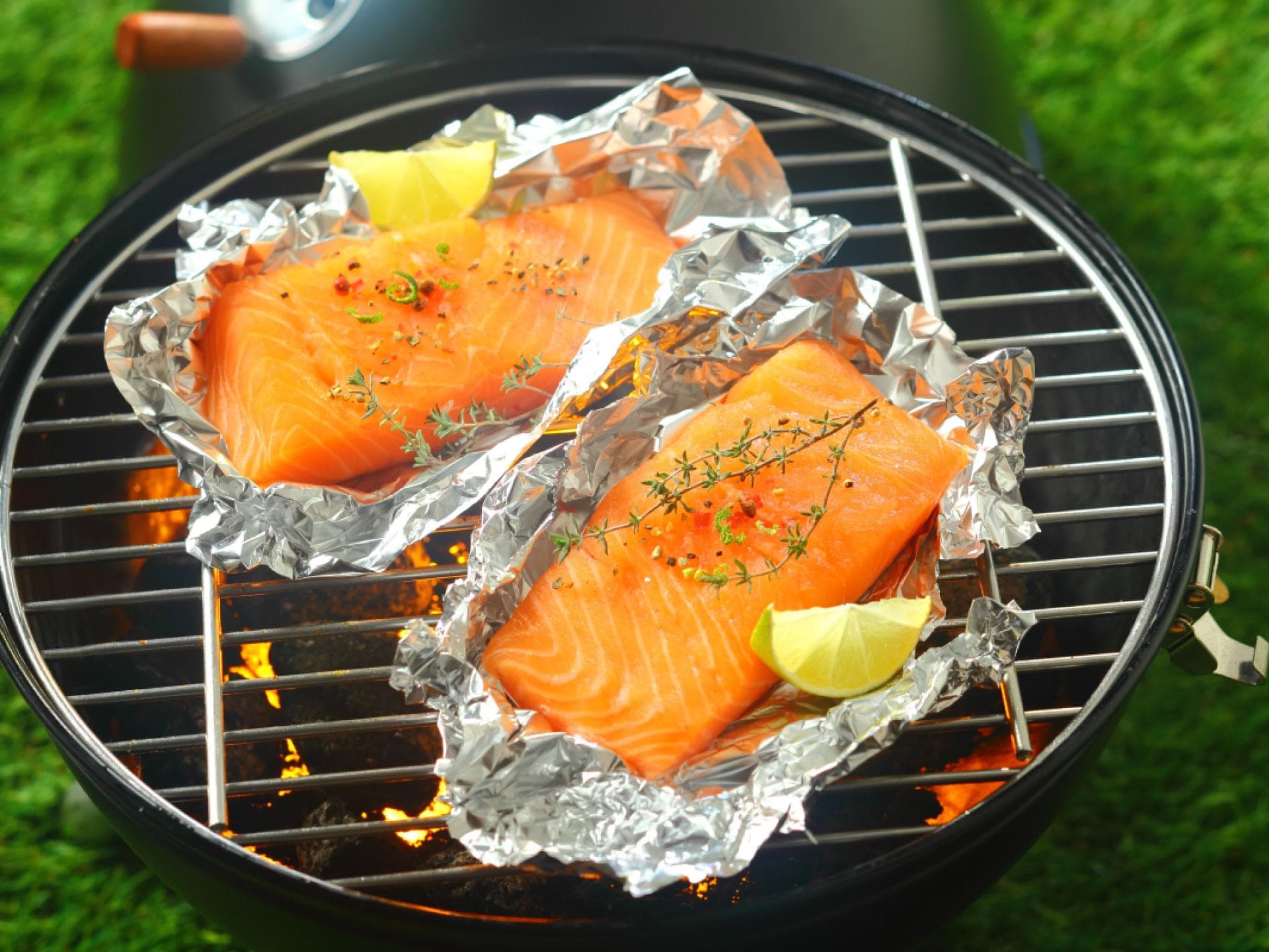 Lachs mit Zitrone in Alufolie auf Grill